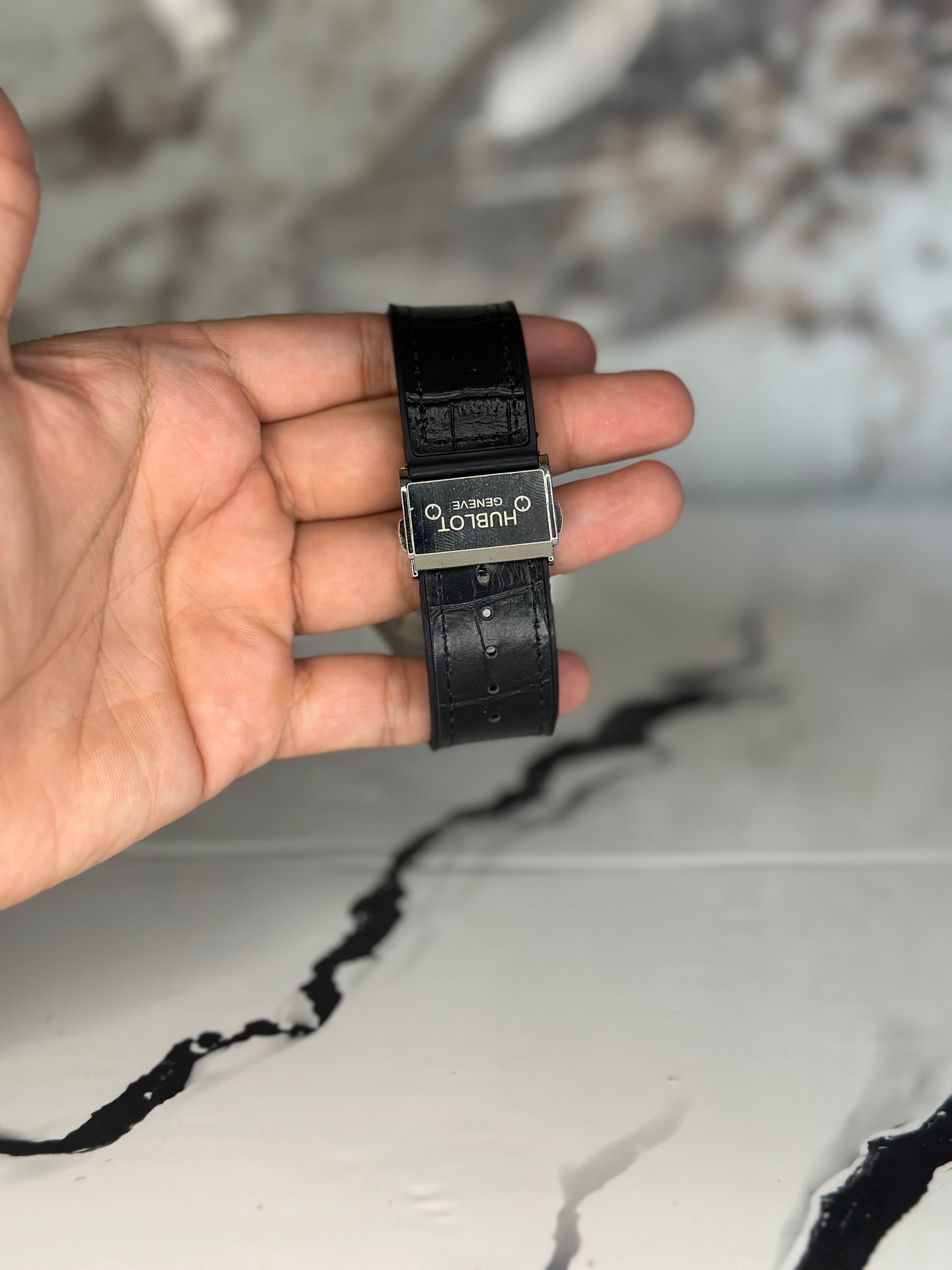 Reloj hublot automático corazón abierto fondo negro bisel plateado pulsera de cuero