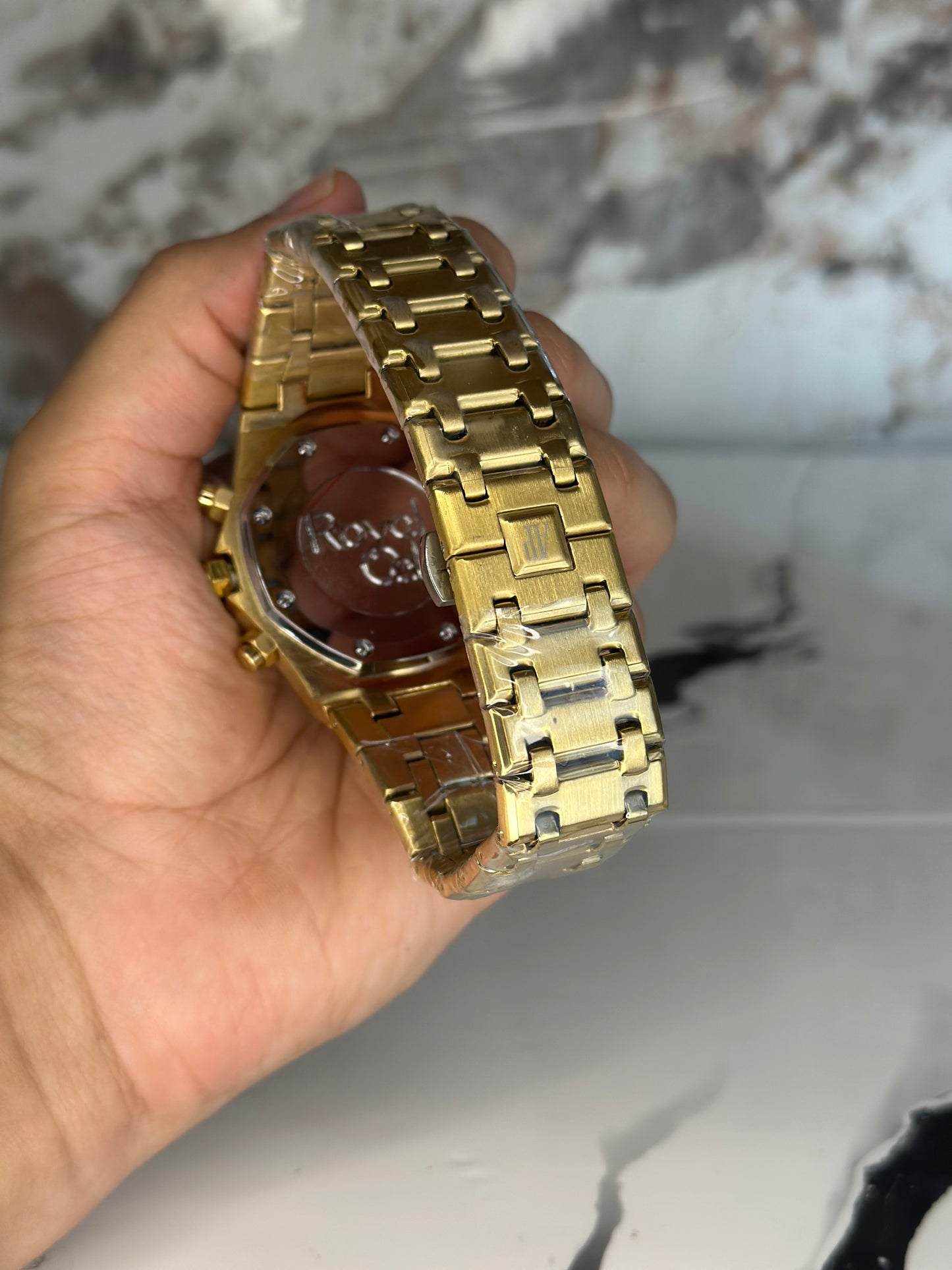 Audemars Piguet AP fondo blanco correa metálica dorada cronógrafo
