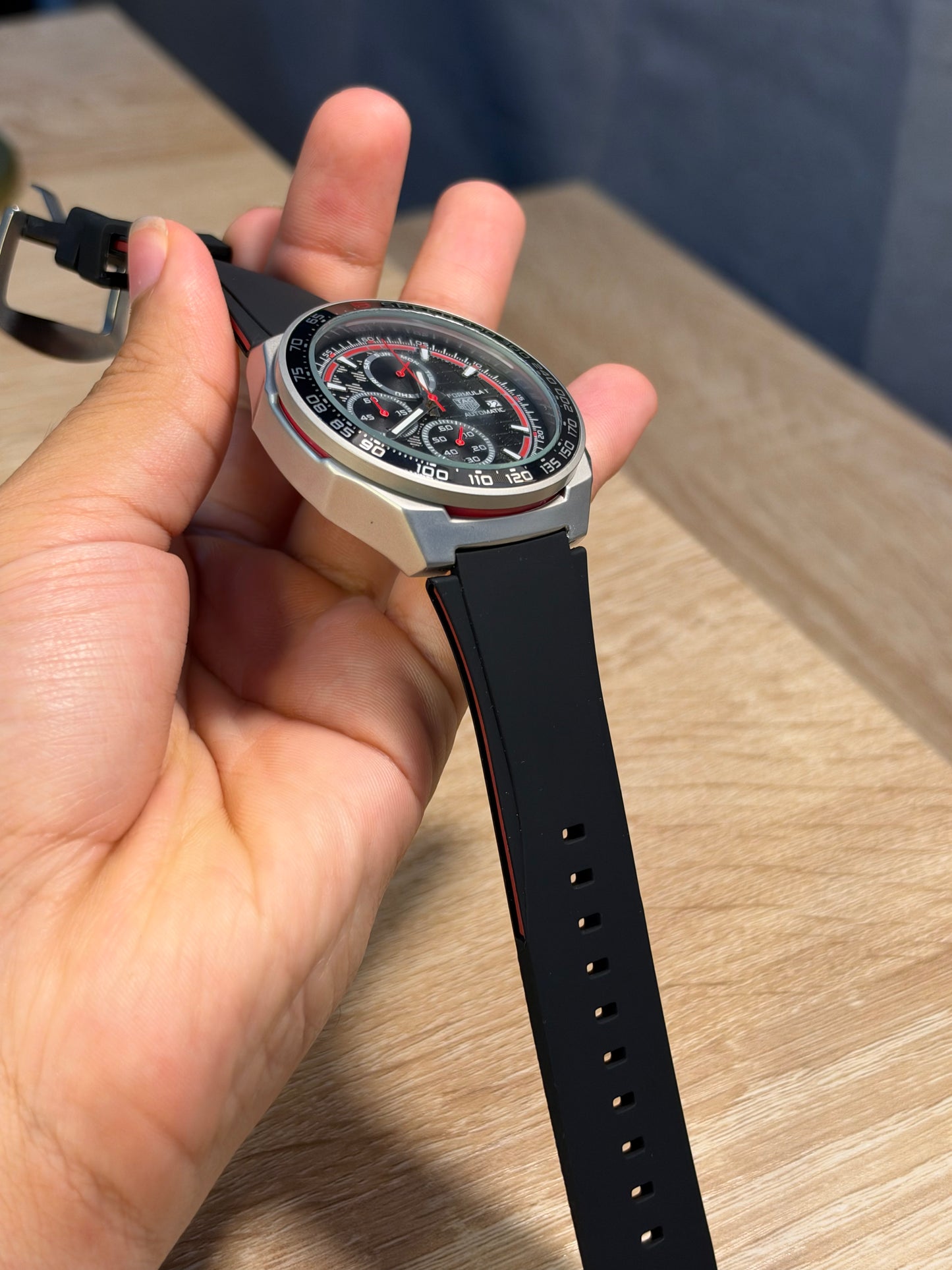 TAG HEUER FORMULA 1 X ORACLE RED BULL RACING CAJA PLATEADA, ESFERA NEGRA CON ROJO