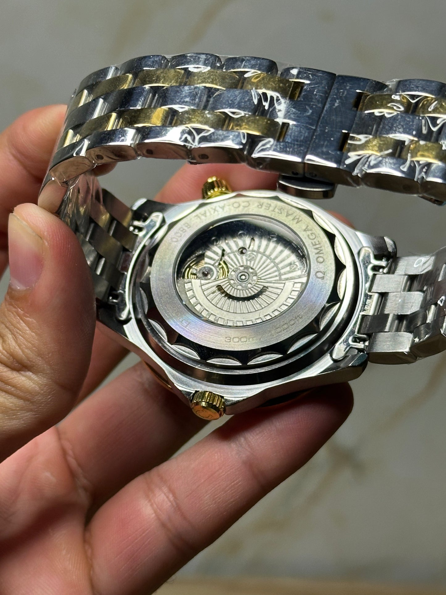 Omega Seamaster Diver AUTOMATICO fondo dorado bisel dorado pulsera metalica