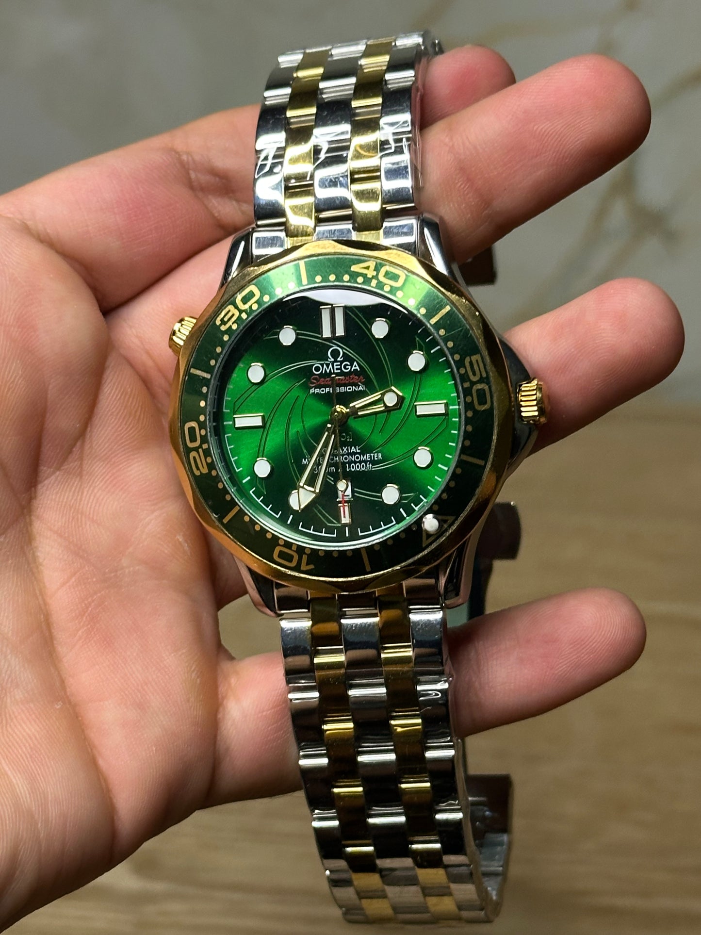 Omega Seamaster Diver AUTOMATICO fondo verde bisel dorado pulsera metalica