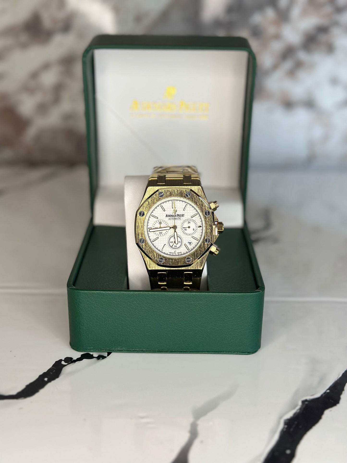 Audemars Piguet AP fondo blanco correa metálica dorada cronógrafo