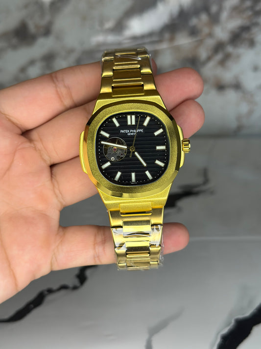 patek philippe automático corazón abierto fondo negro bisel dorado pulsera metálica