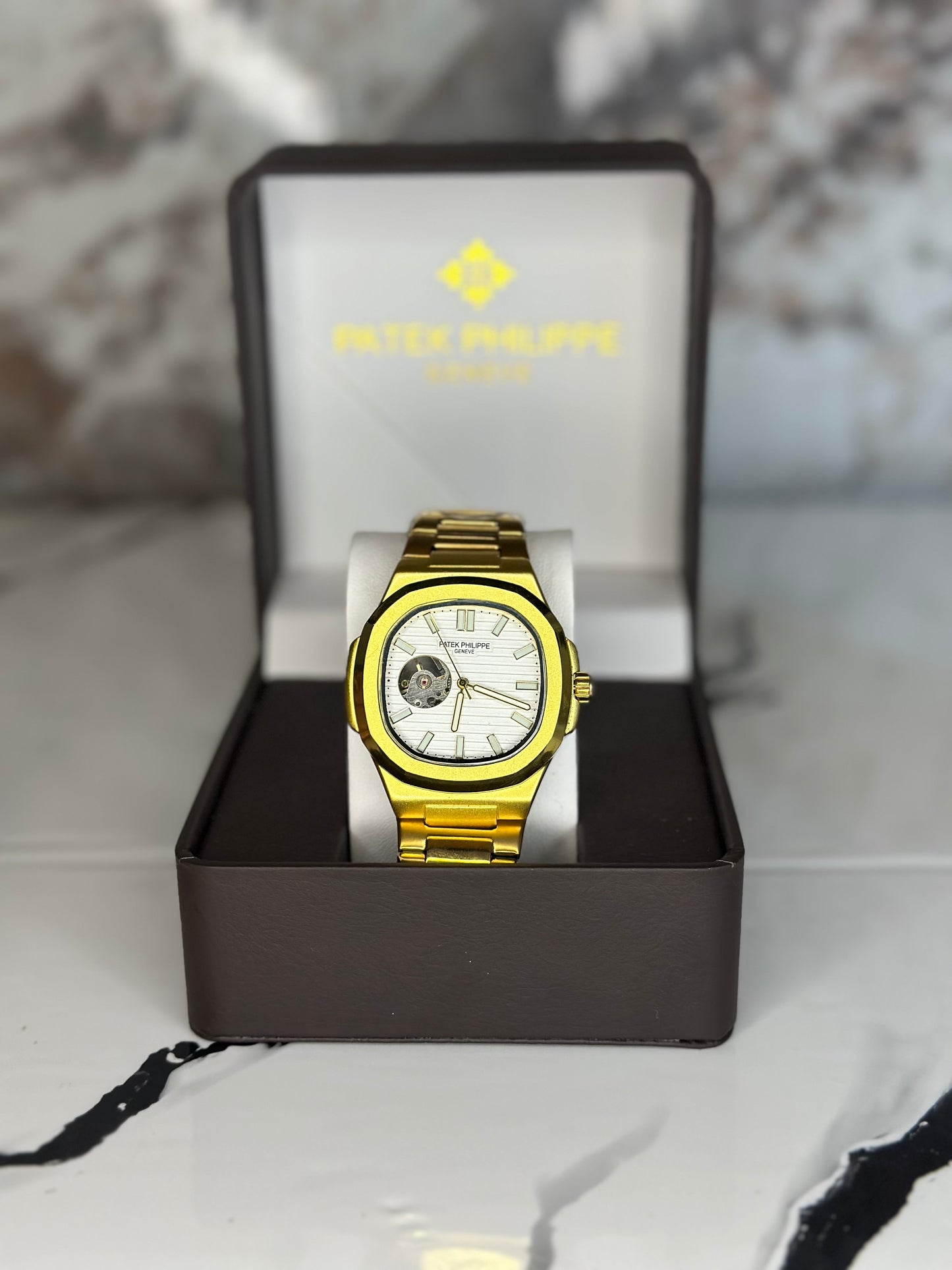 patek philippe automático corazón abierto fondo blanco bisel dorado pulsera metálica