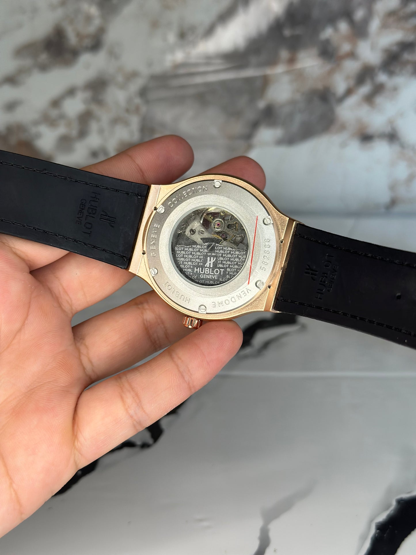 Reloj hublot automático corazón abierto fondo blanco bisel rose gold pulsera de cuero