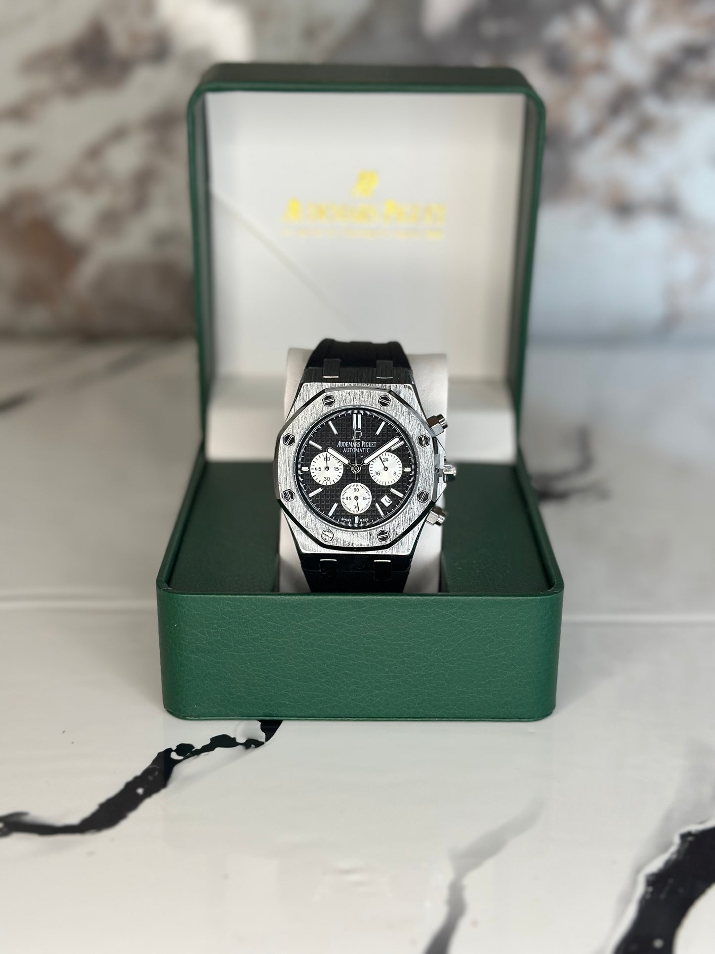 Audemars Piguet AP fondo negro bisel plateado corre de goma negra cronógrafo