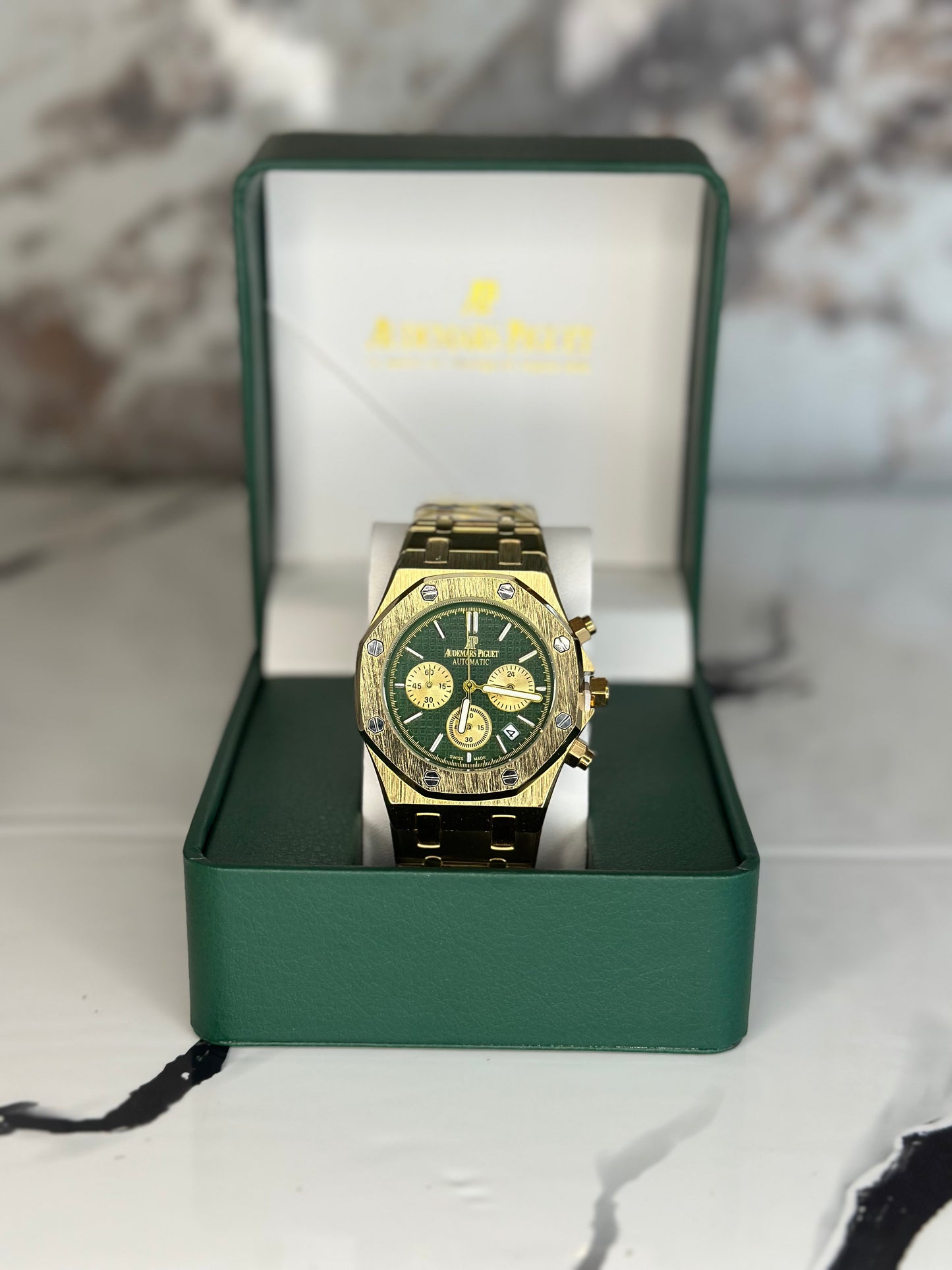 Audemars Piguet AP fondo verde bisel dorado pulsera metálica cronógrafo