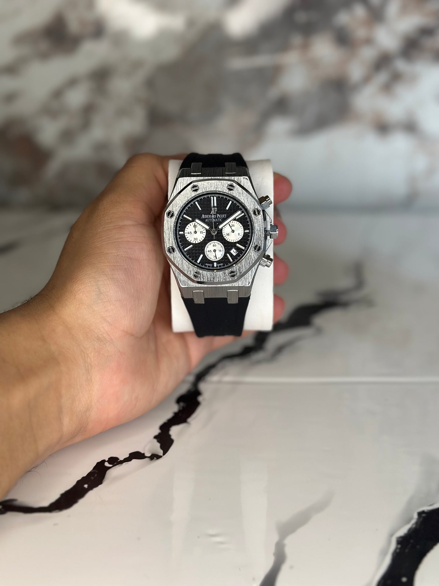 Audemars Piguet AP fondo negro bisel plateado corre de goma negra cronógrafo