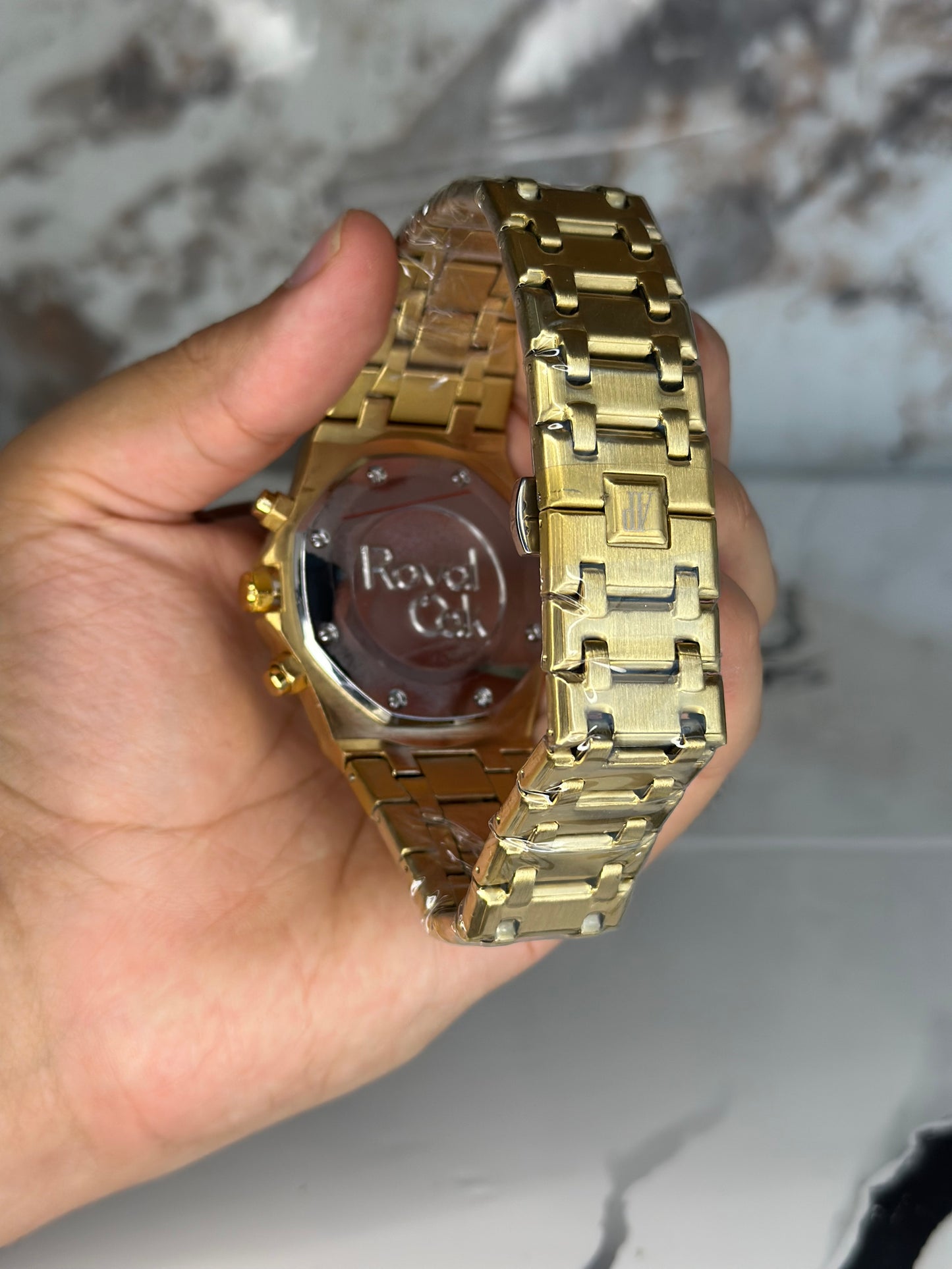 Audemars Piguet AP fondo negro bisel dorado pulsera metálica cronógrafo