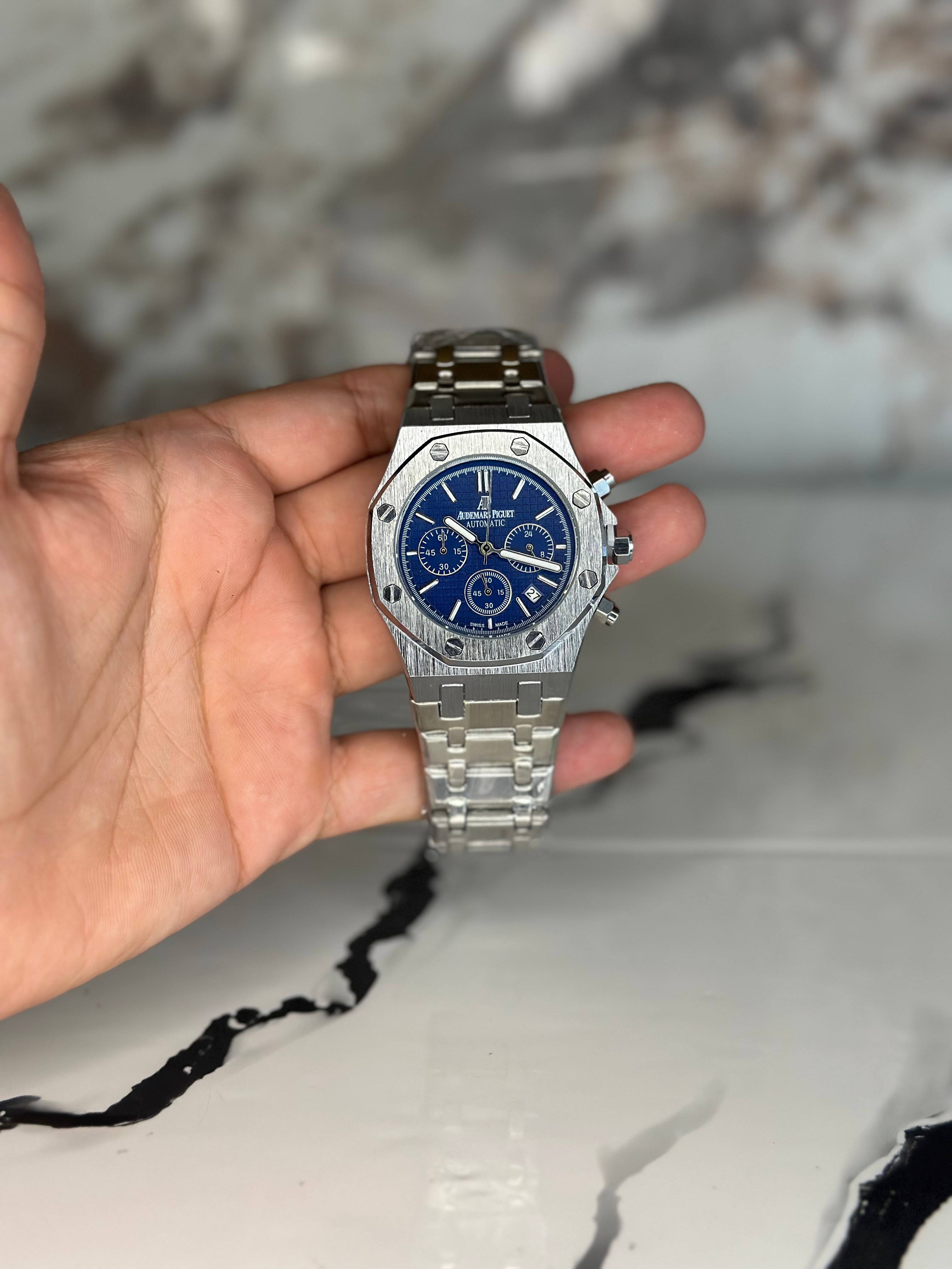 Audemars Piguet AP fondo azul  pulsera metálica cronógrafo