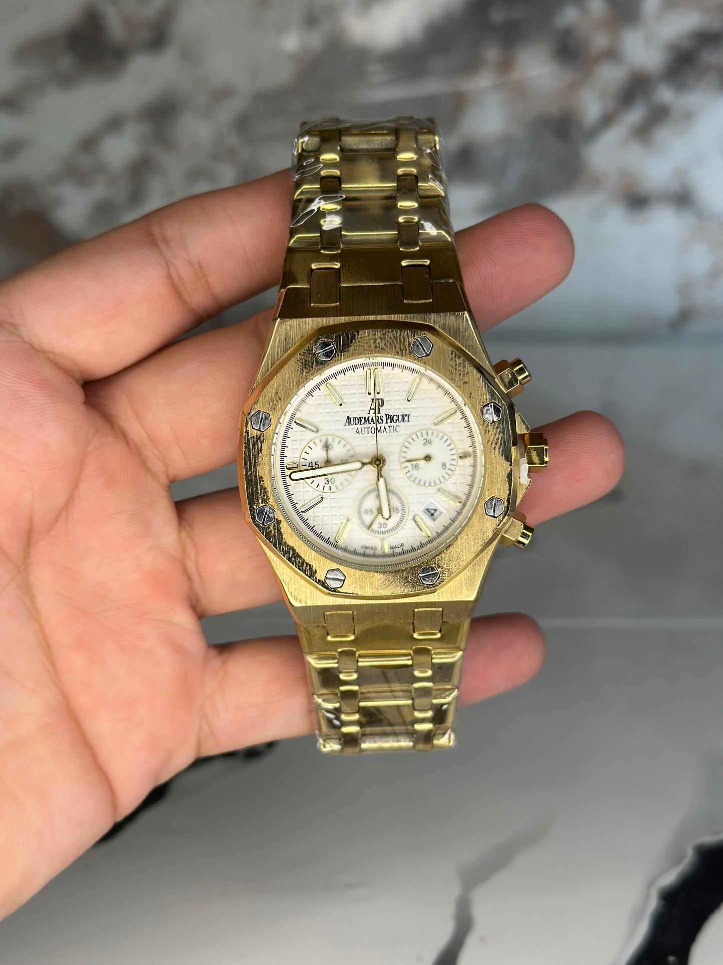 Audemars Piguet AP fondo blanco correa metálica dorada cronógrafo