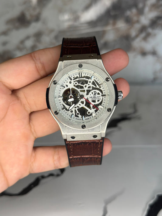 Reloj hublot automático corazón abierto fondo blanco bisel plateado pulsera de cuero