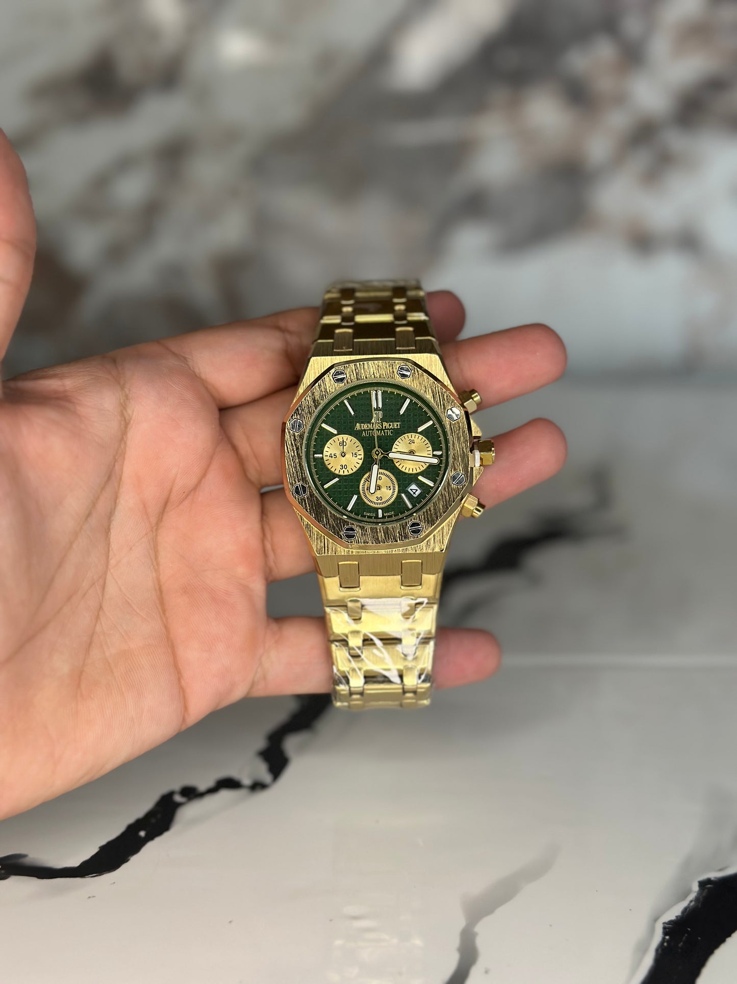 Audemars Piguet AP fondo verde bisel dorado pulsera metálica cronógrafo