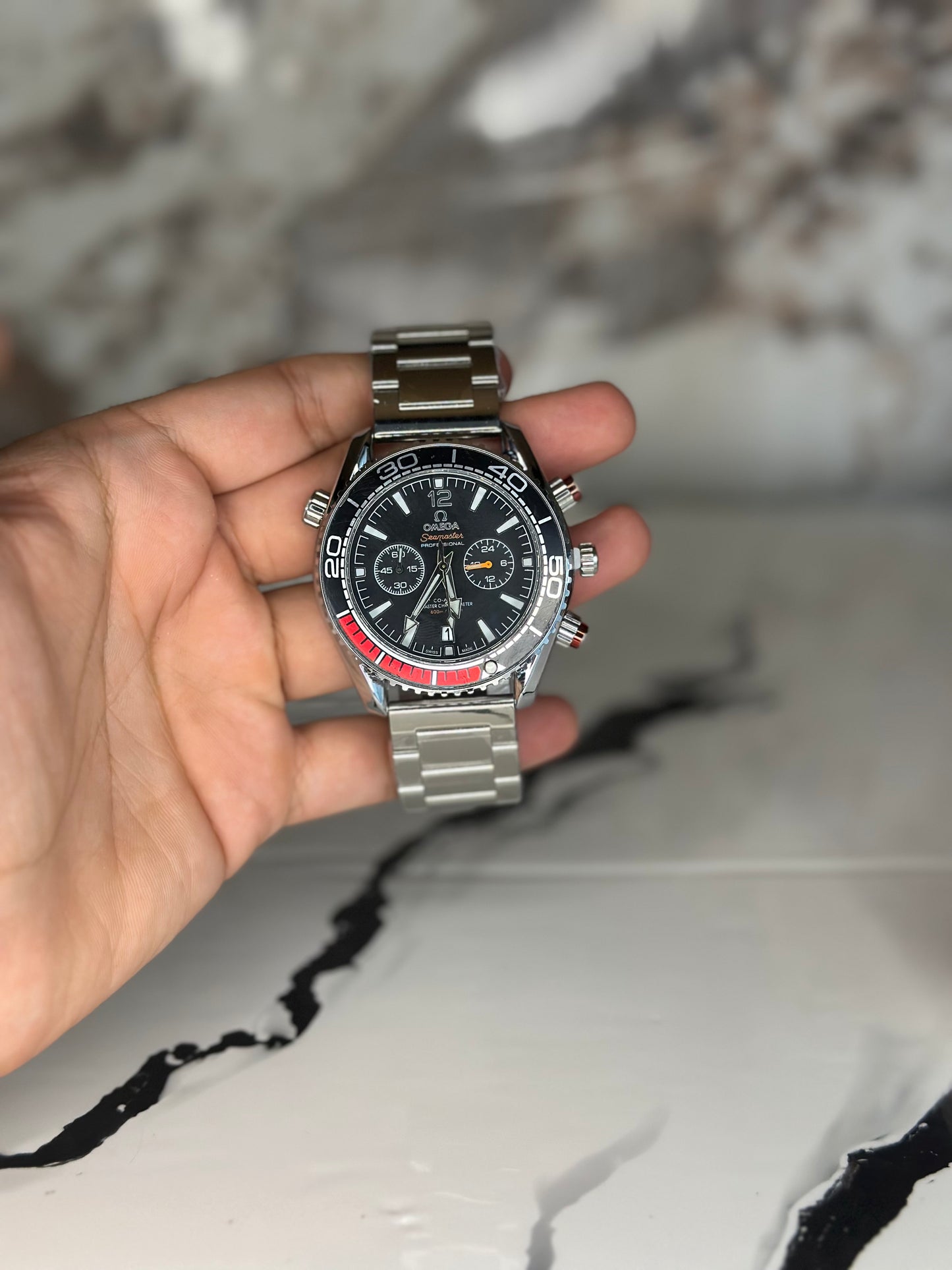 Reloj omega fondo negro pulsera metálica cronógrafo
