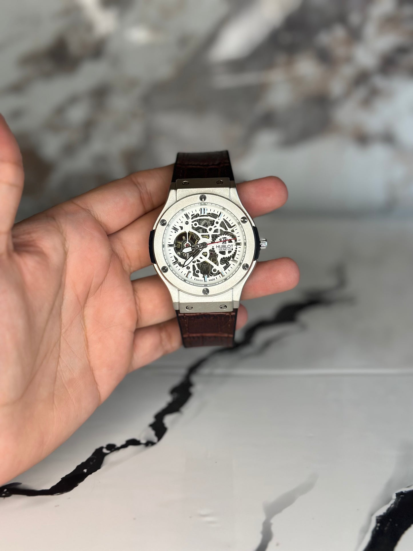 Reloj hublot automático corazón abierto fondo blanco bisel plateado pulsera de cuero