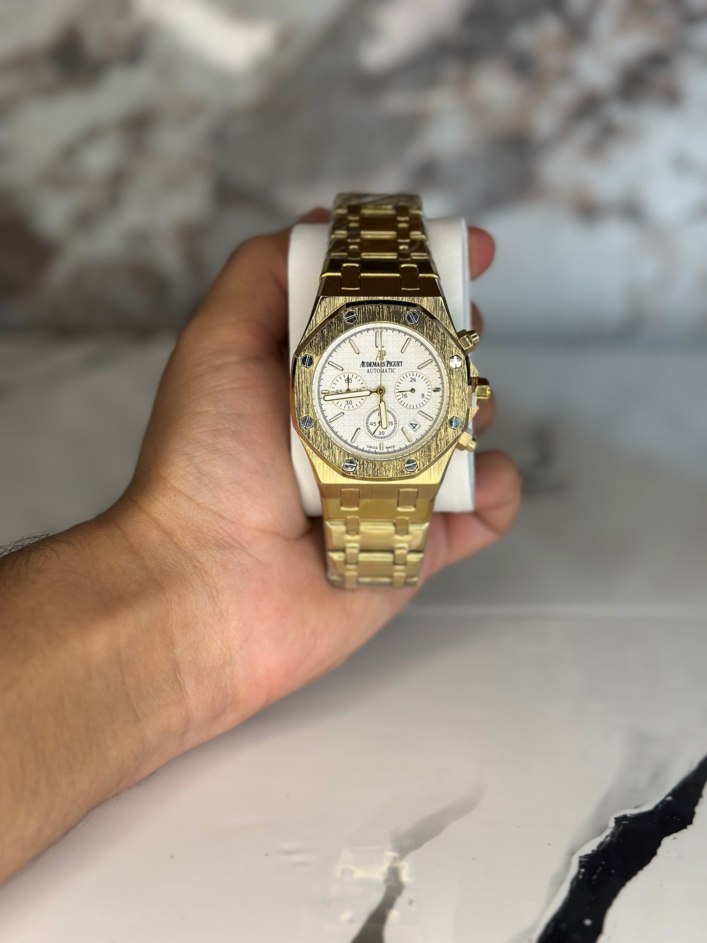 Audemars Piguet AP fondo blanco correa metálica dorada cronógrafo