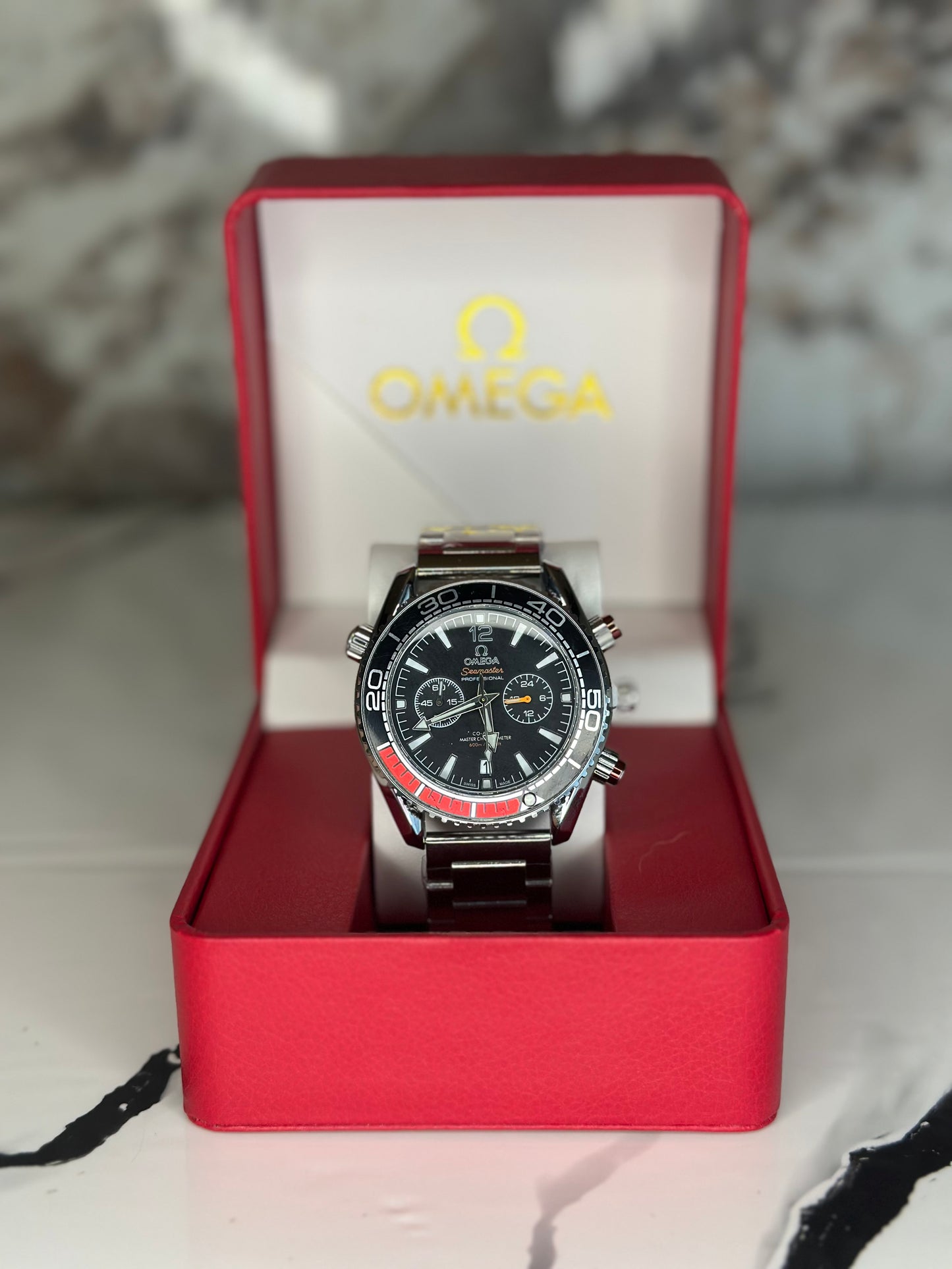 Reloj omega fondo negro pulsera metálica cronógrafo
