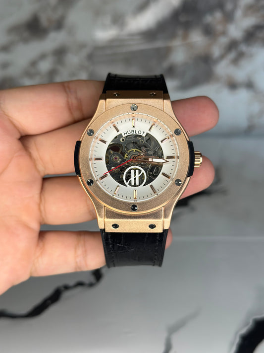 Reloj hublot automático corazón abierto fondo blanco bisel rose gold pulsera de cuero