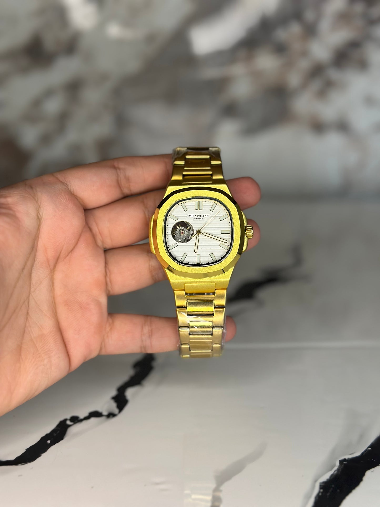 patek philippe automático corazón abierto fondo blanco bisel dorado pulsera metálica