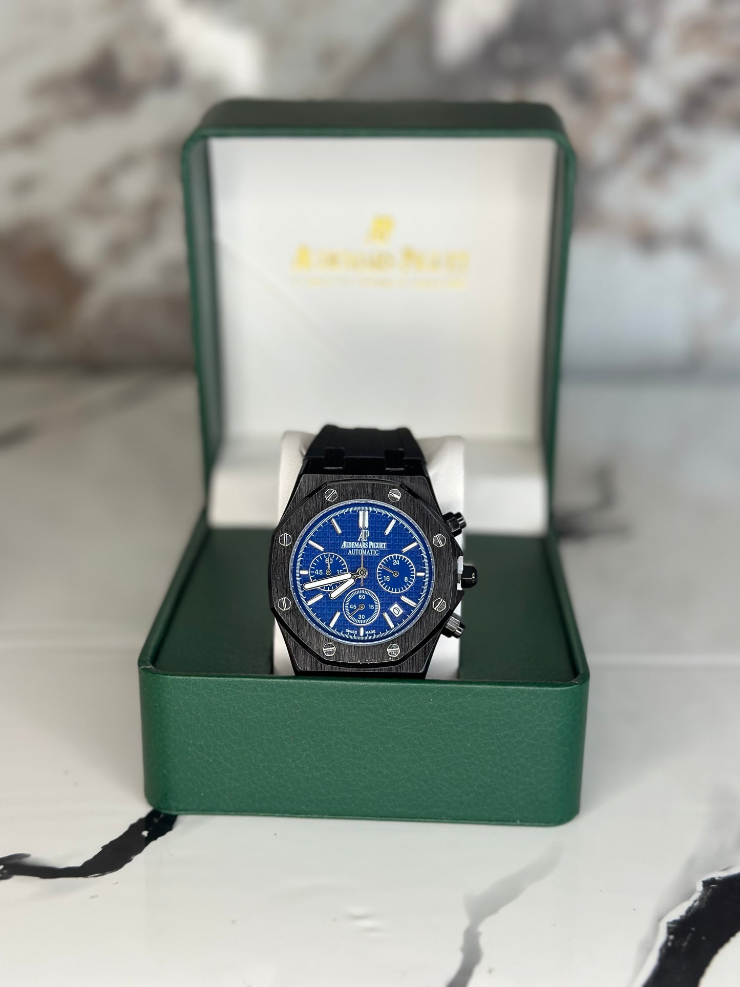 Audemars Piguet AP fondo azul bisel negro pulsera de goma cronógrafo