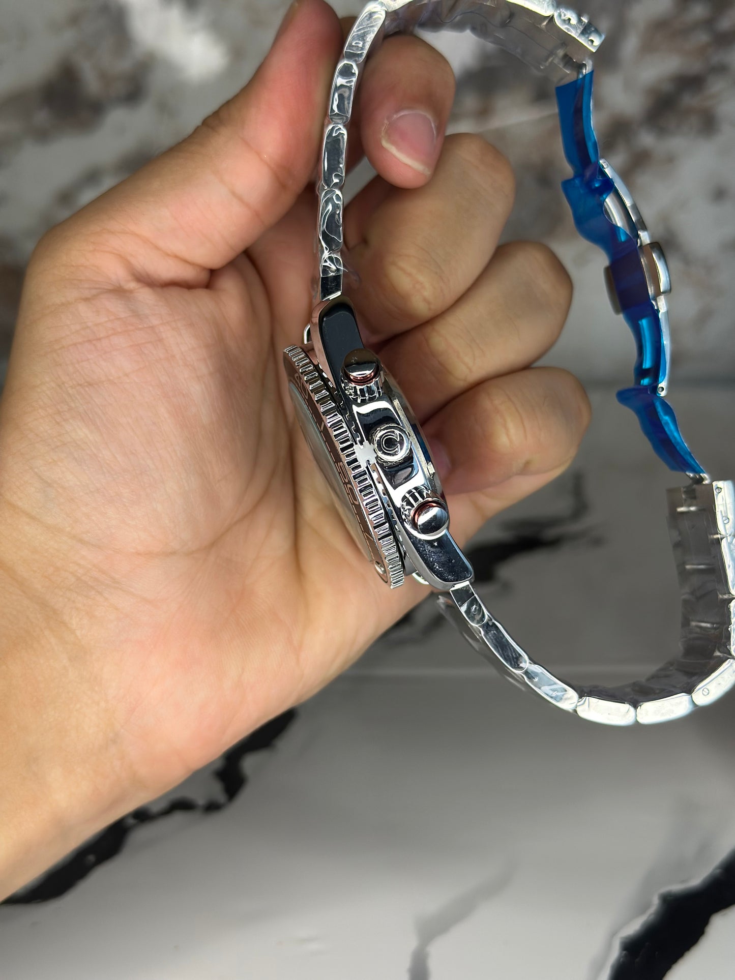 Reloj omega fondo negro pulsera metálica cronógrafo