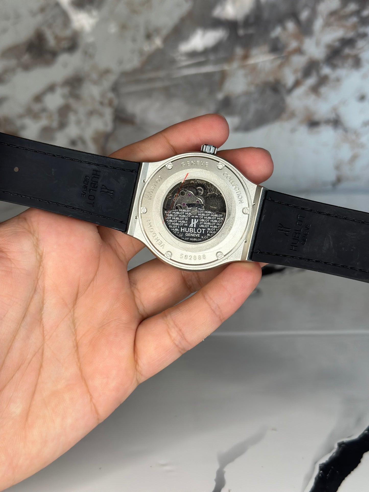 Reloj hublot automático corazón abierto fondo negro bisel plateado pulsera de cuero