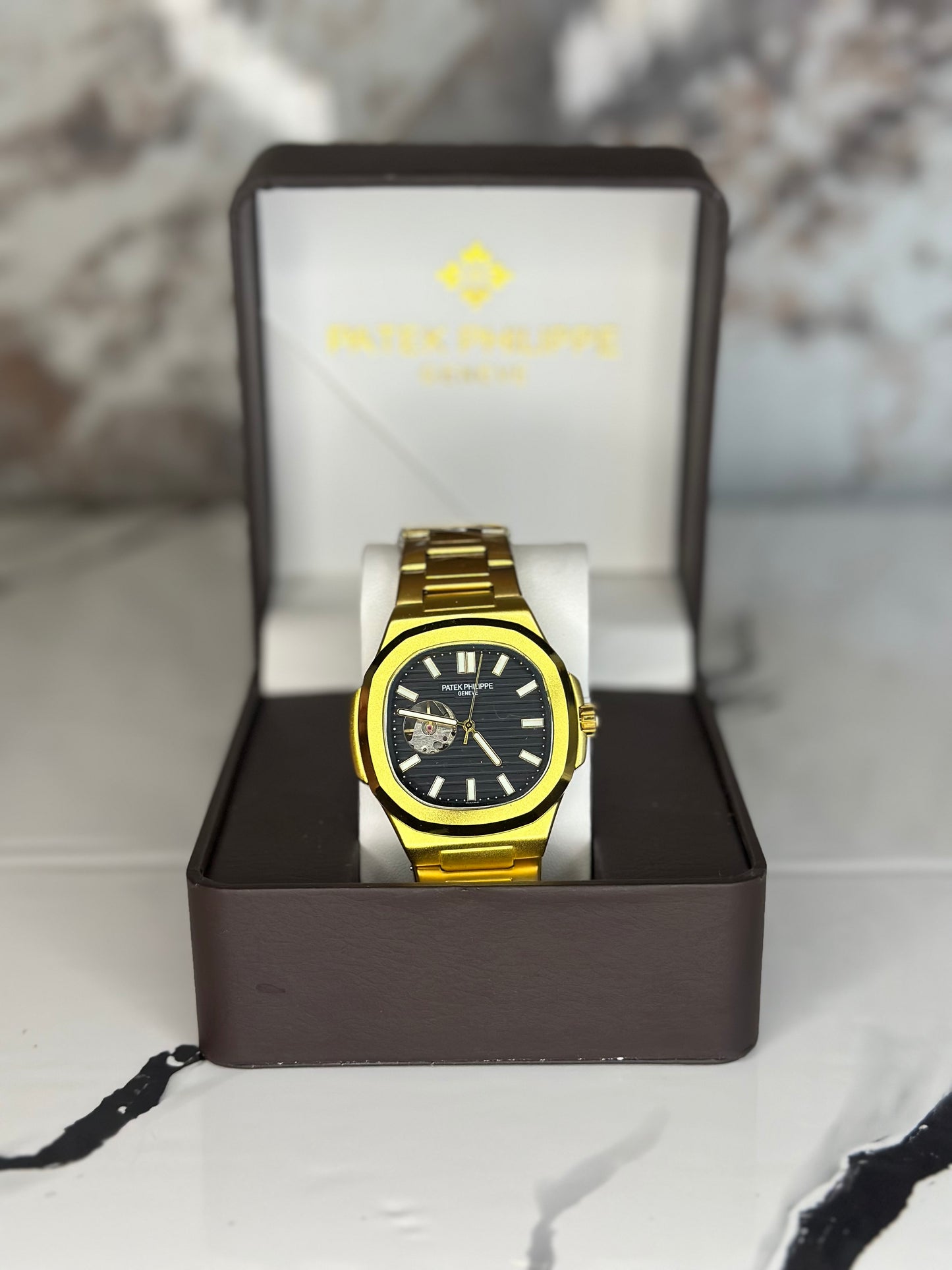 patek philippe automático corazón abierto fondo negro bisel dorado pulsera metálica