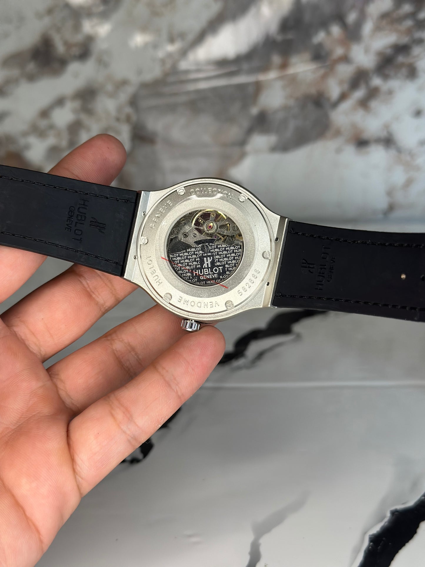 Reloj hublot automático corazón abierto fondo blanco bisel plateado pulsera de cuero