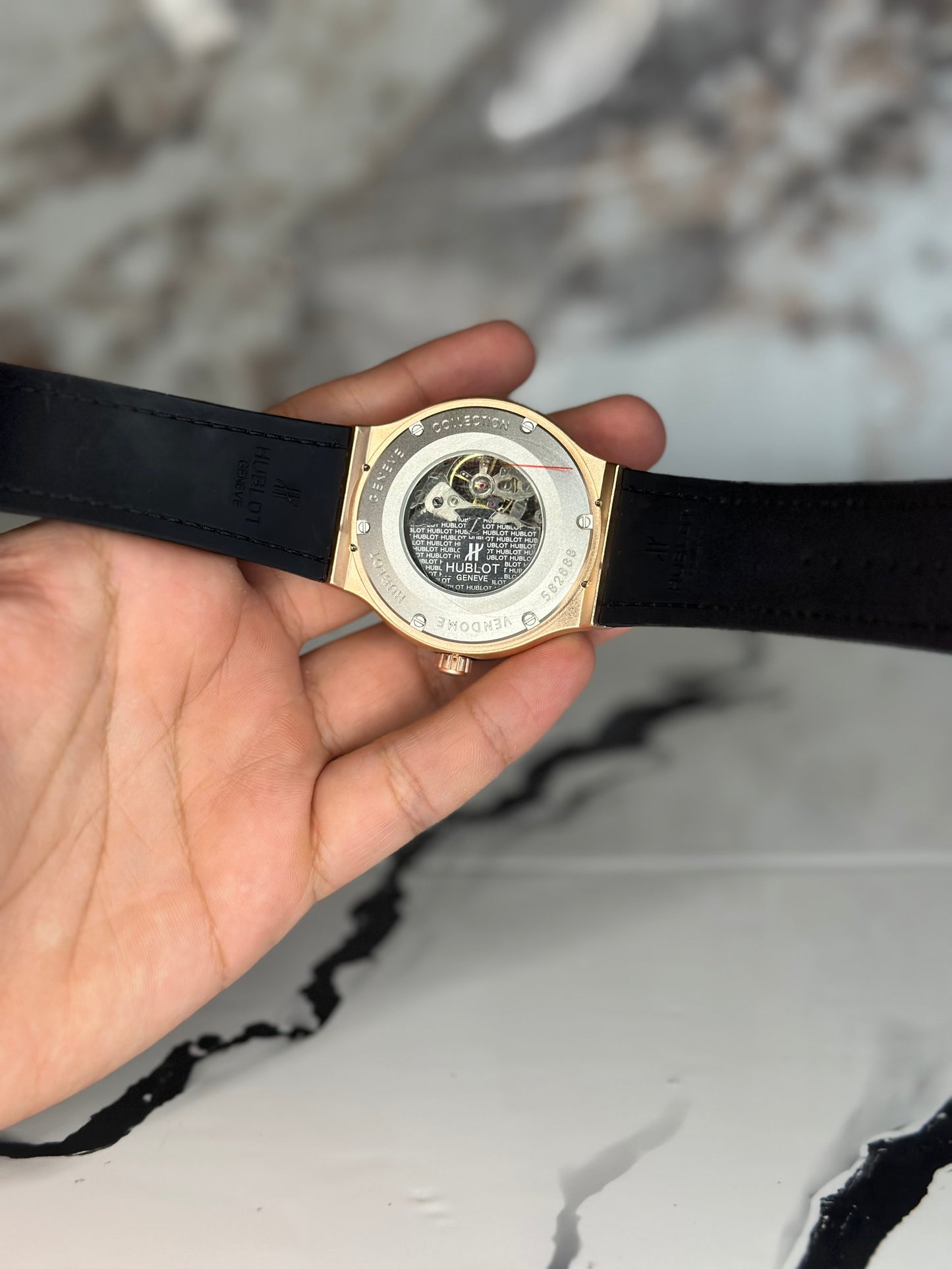 Reloj hublot automático corazón abierto fondo negro bisel rose gold pulsera de cuero