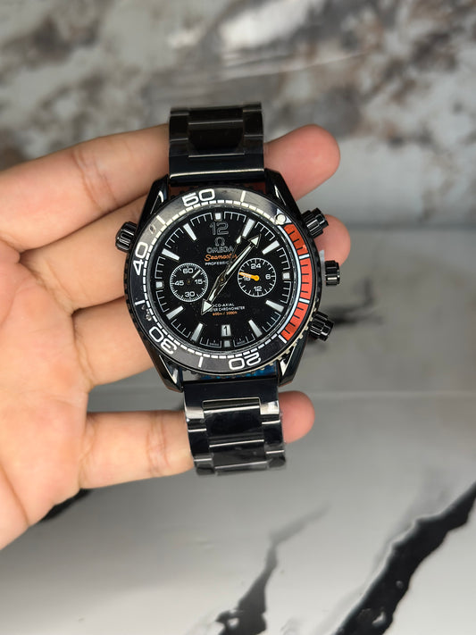 Reloj omega fondo negro bisel negro pulsera metálica cronógrafo