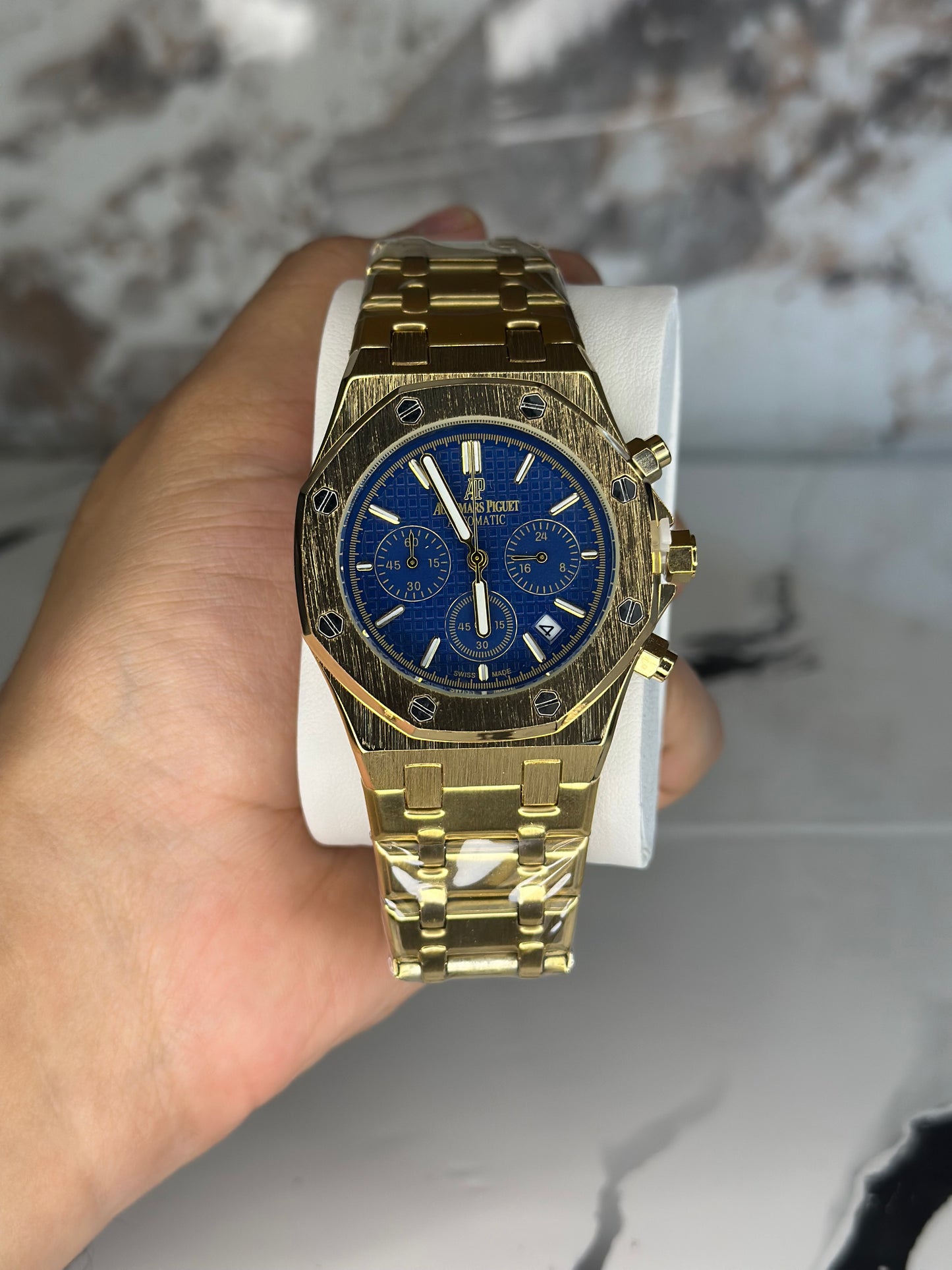 Audemars Piguet AP fondo azul bisel dorado pulsera metálica cronógrafo