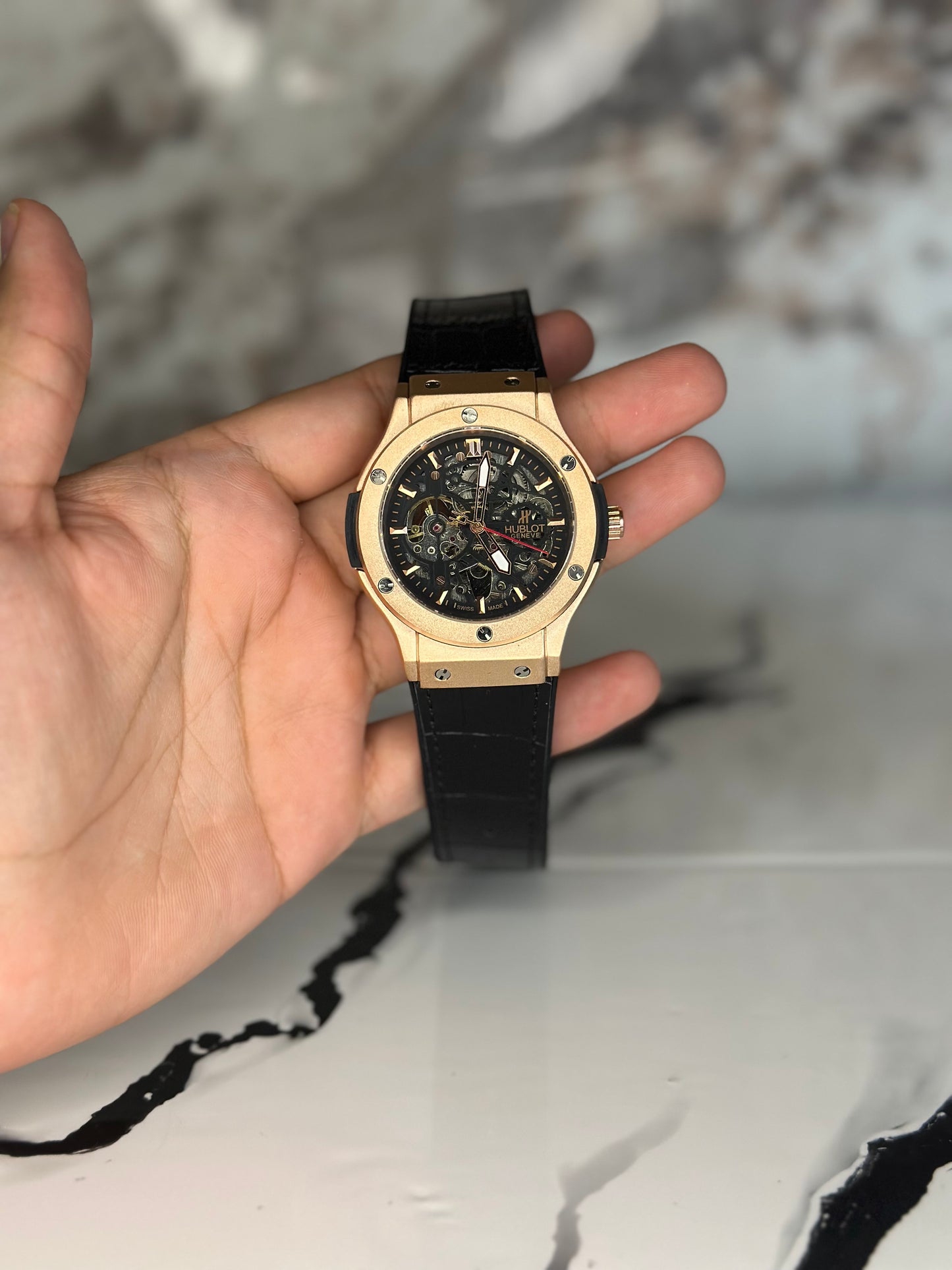 Reloj hublot automático corazón abierto fondo negro bisel rose gold pulsera de cuero