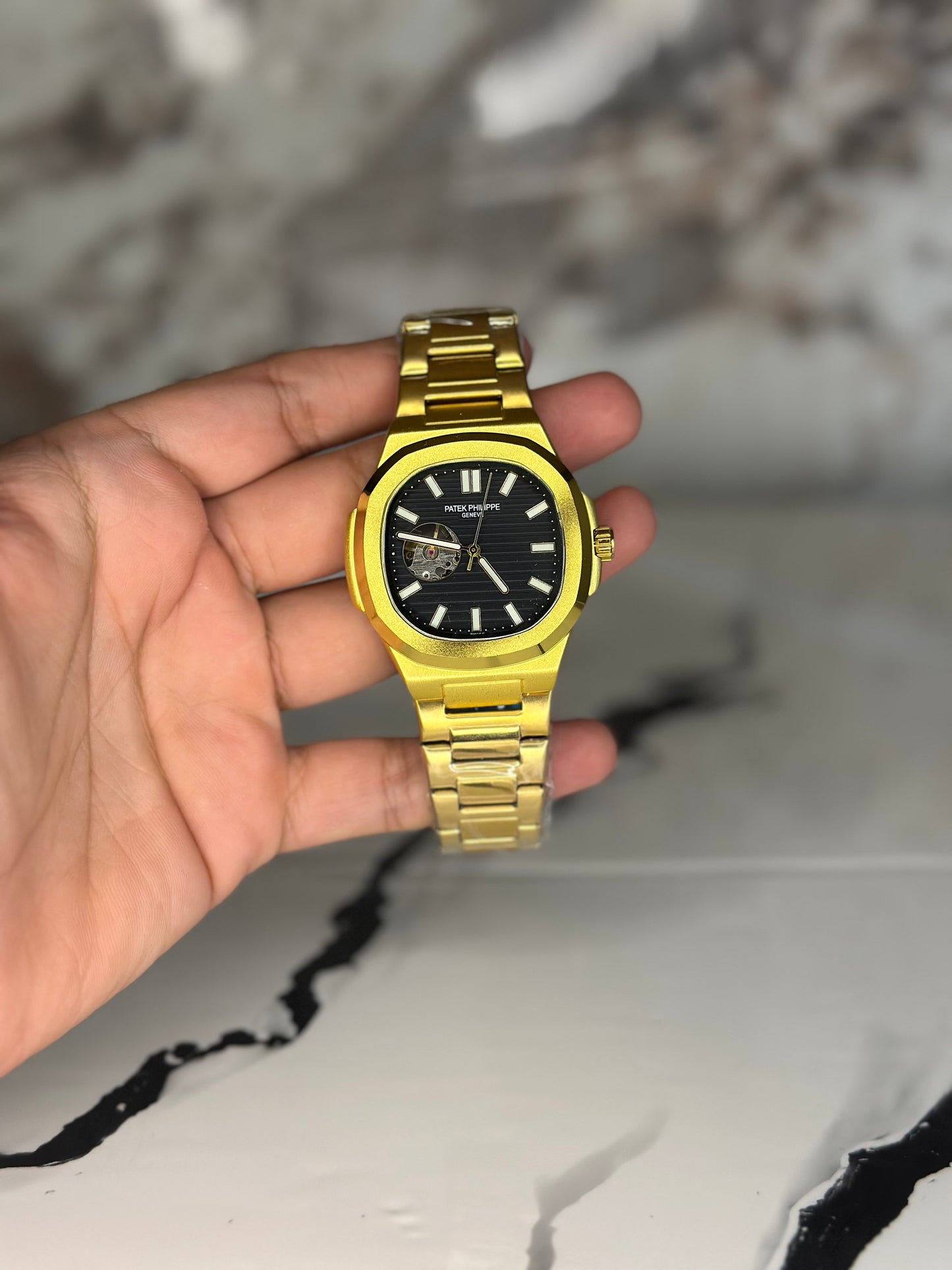 patek philippe automático corazón abierto fondo negro bisel dorado pulsera metálica