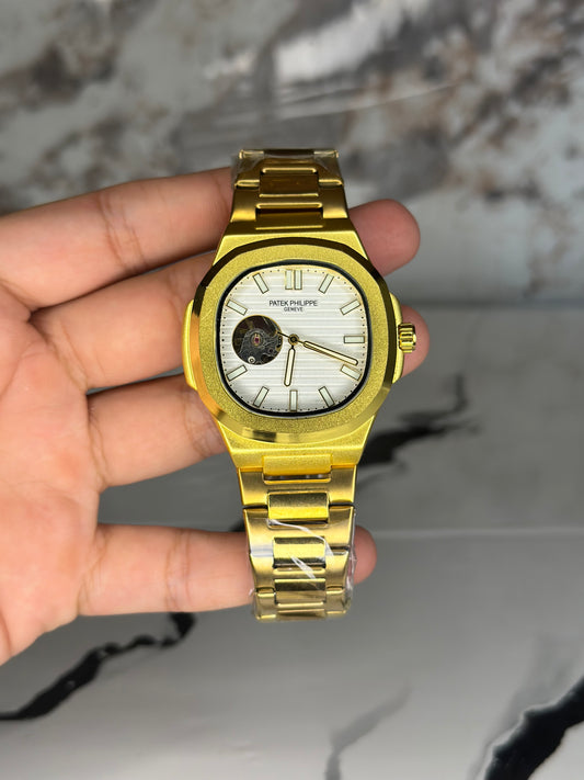 patek philippe automático corazón abierto fondo blanco bisel dorado pulsera metálica
