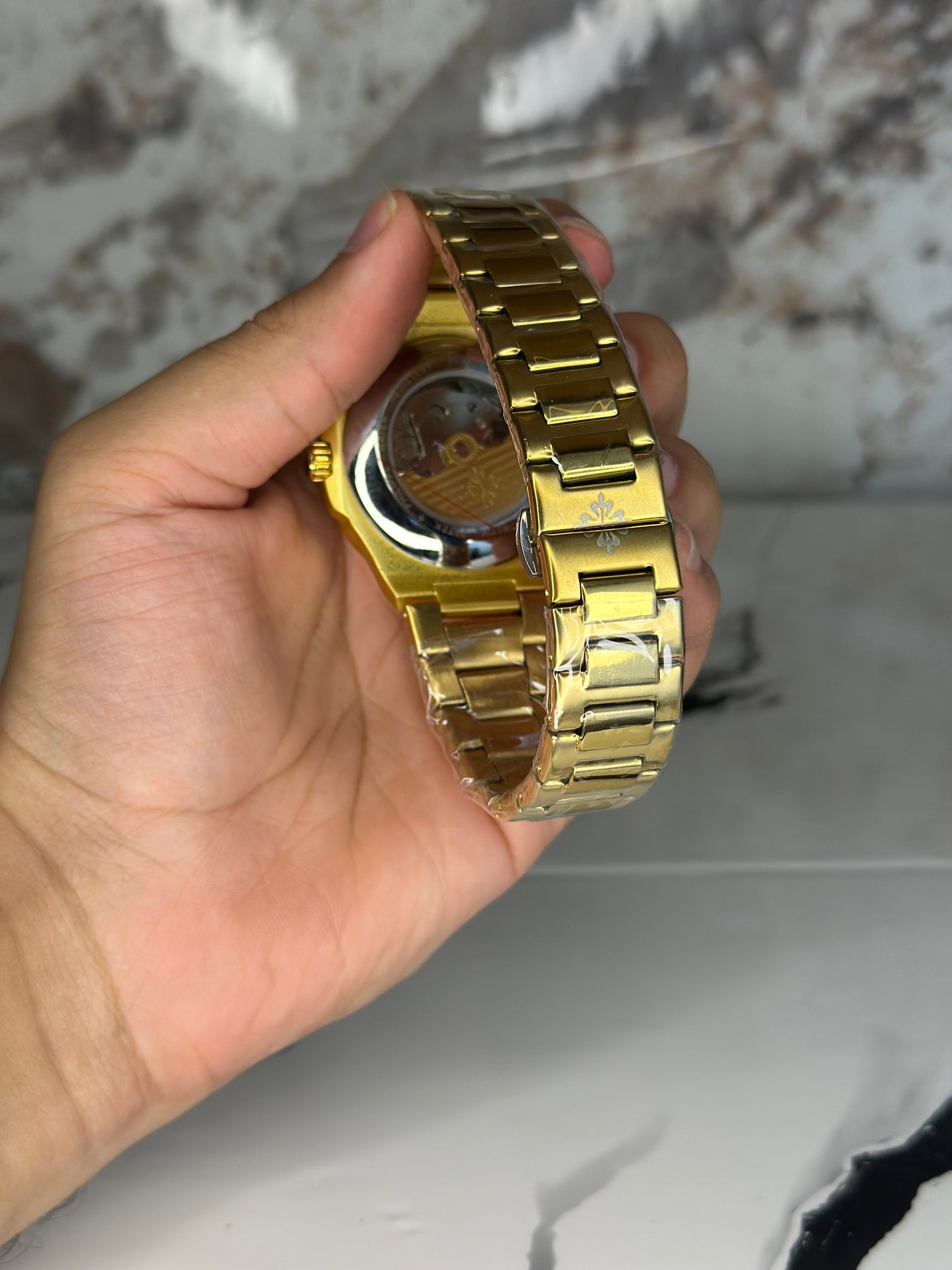 patek philippe automático corazón abierto fondo negro bisel dorado pulsera metálica