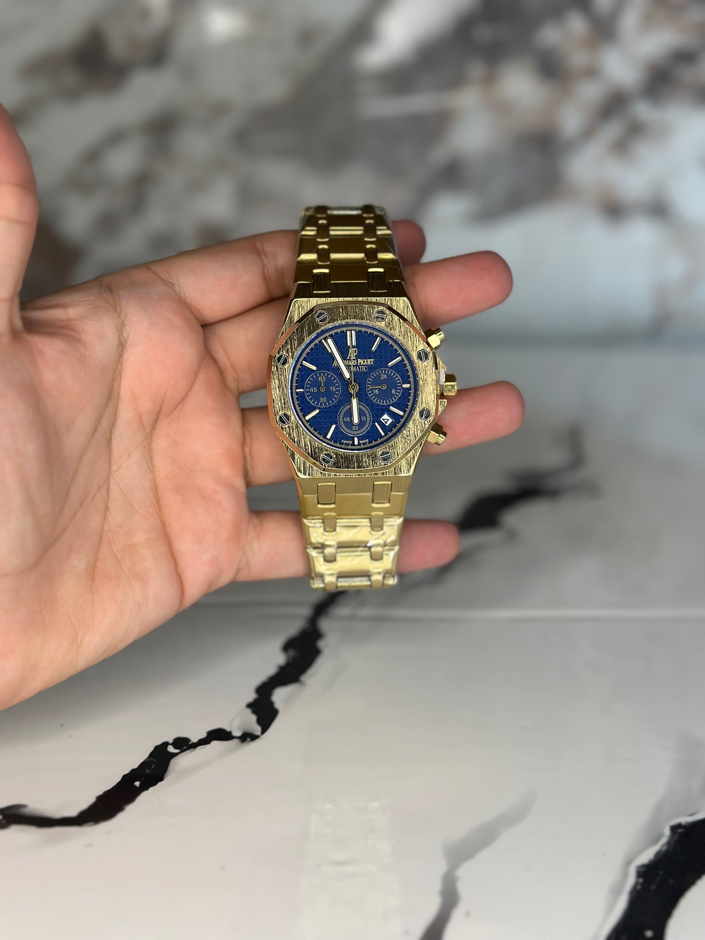 Audemars Piguet AP fondo azul bisel dorado pulsera metálica cronógrafo
