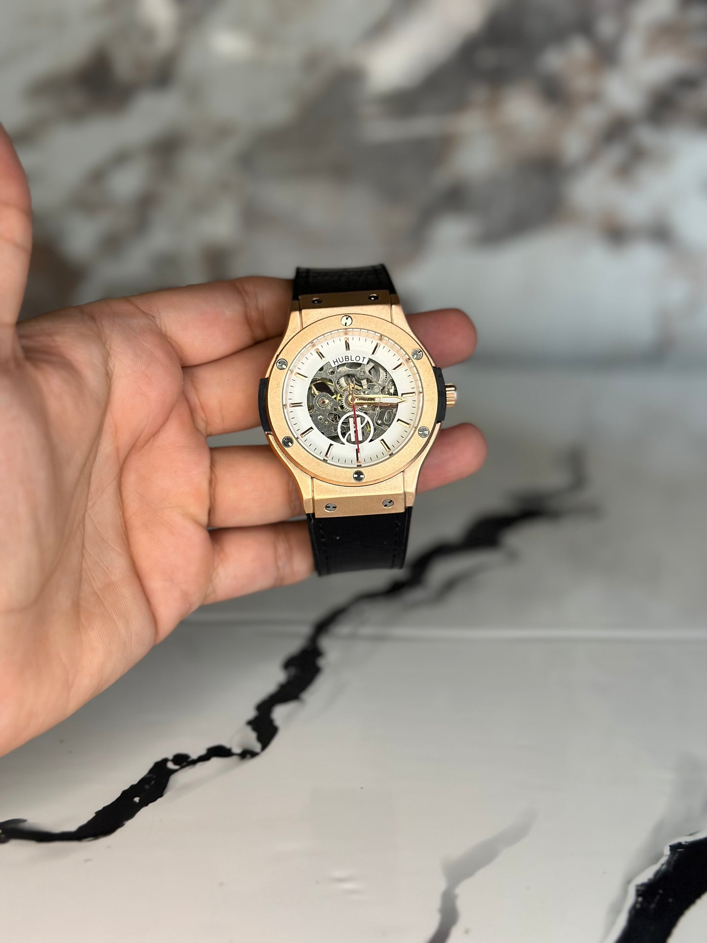 Reloj hublot automático corazón abierto fondo blanco bisel rose gold pulsera de cuero