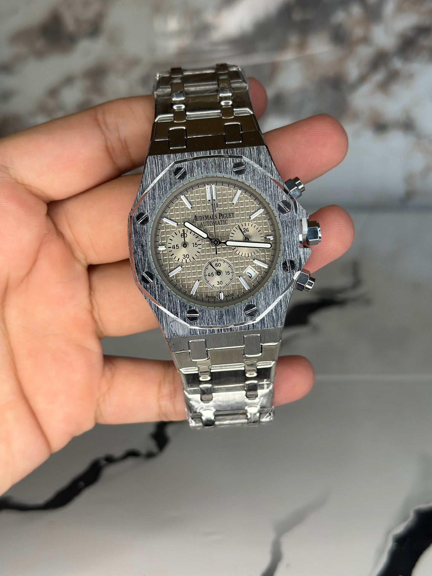 Audemars Piguet AP fondo beige bisel plateado pulsera metálica cronógrafo