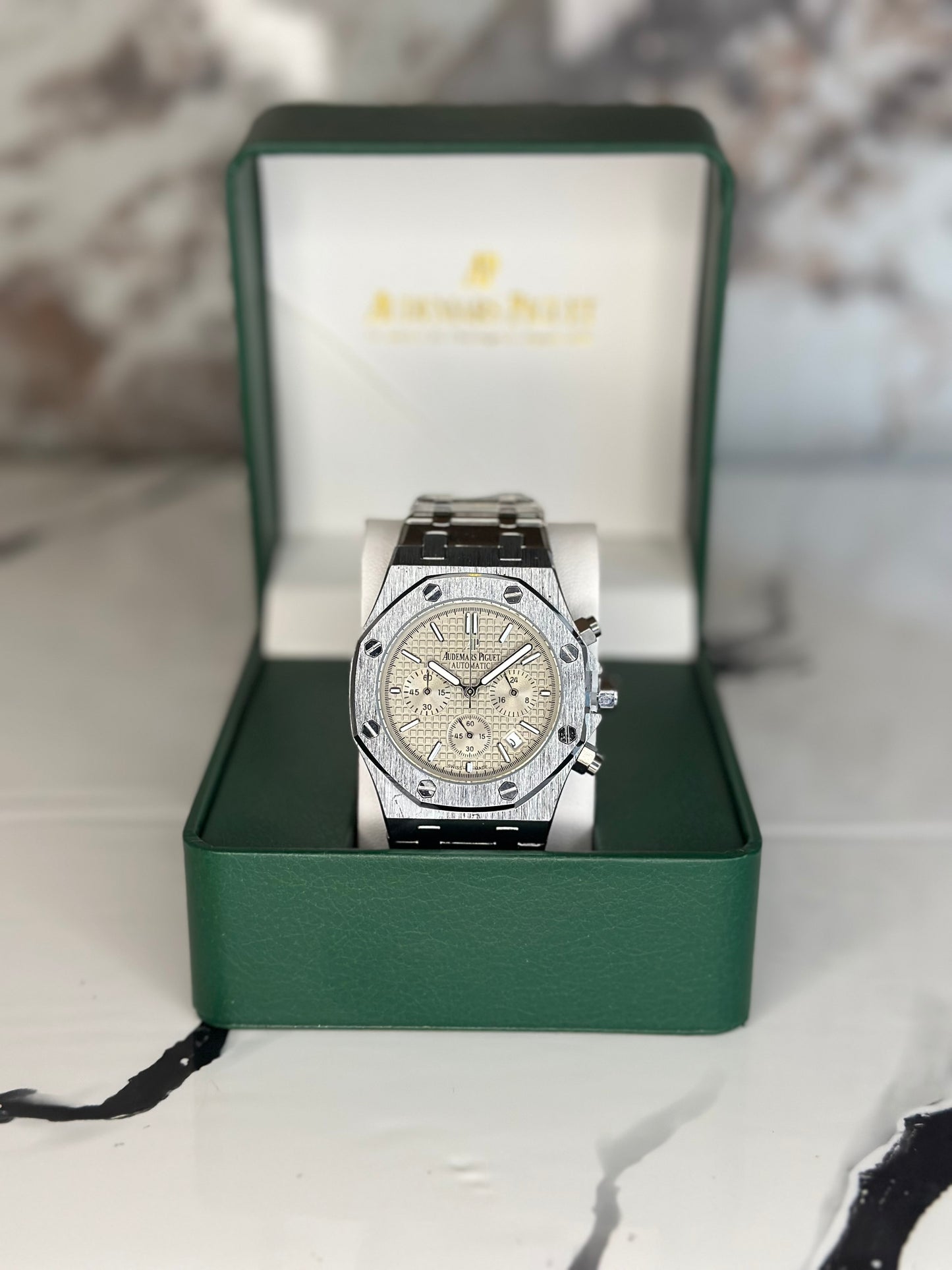Audemars Piguet AP fondo beige bisel plateado pulsera metálica cronógrafo