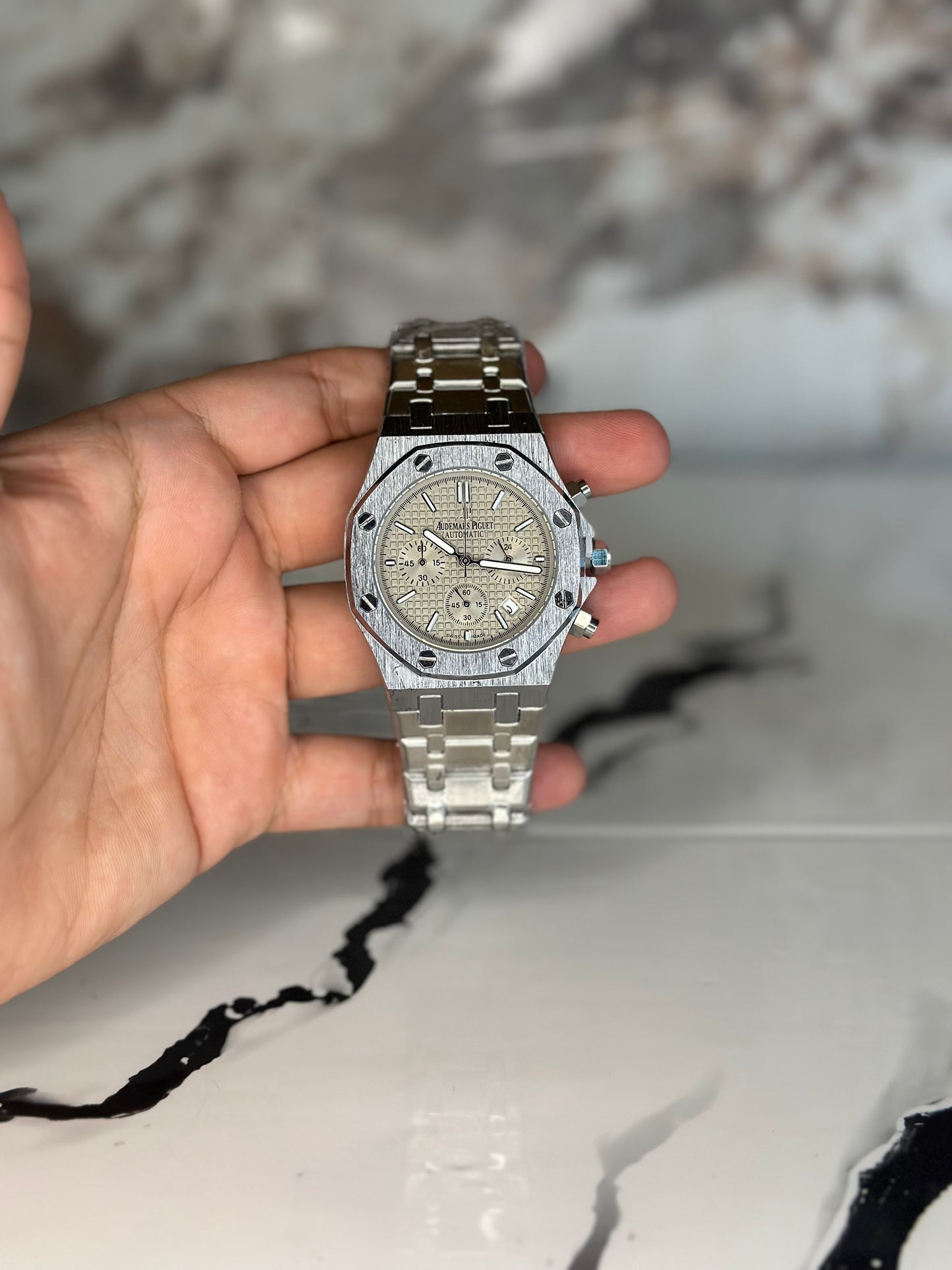 Audemars Piguet AP fondo beige bisel plateado pulsera metálica cronógrafo