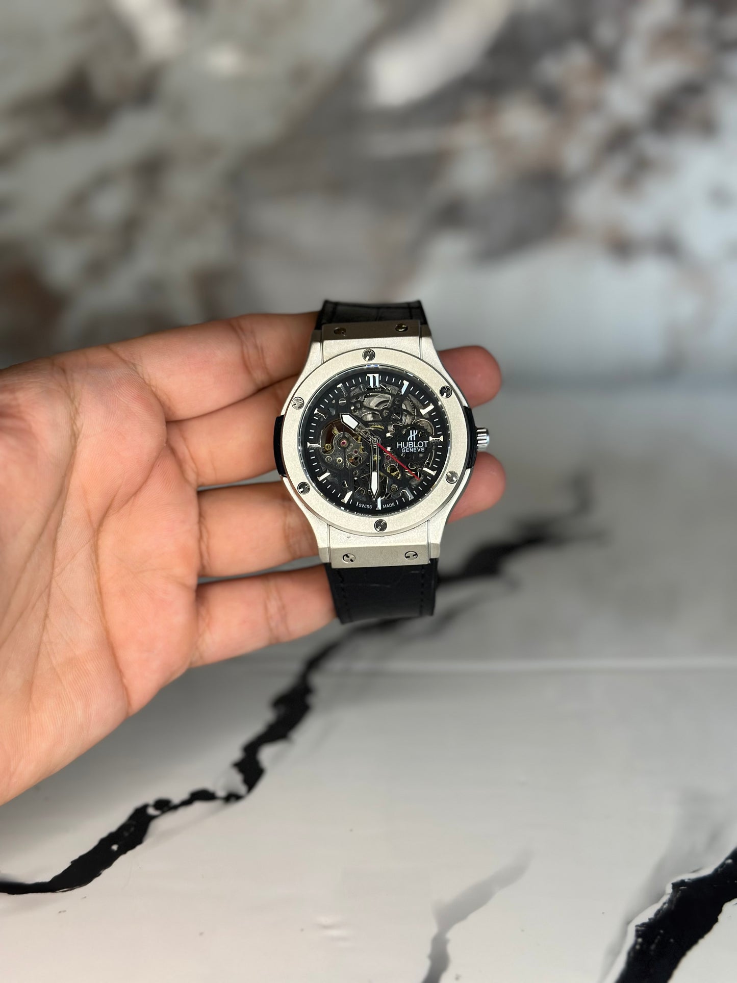 Reloj hublot automático corazón abierto fondo negro bisel plateado pulsera de cuero