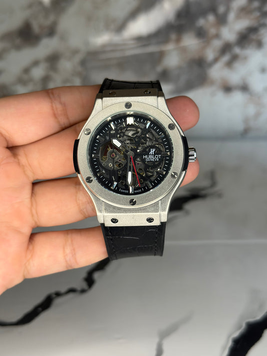 Reloj hublot automático corazón abierto fondo negro bisel plateado pulsera de cuero