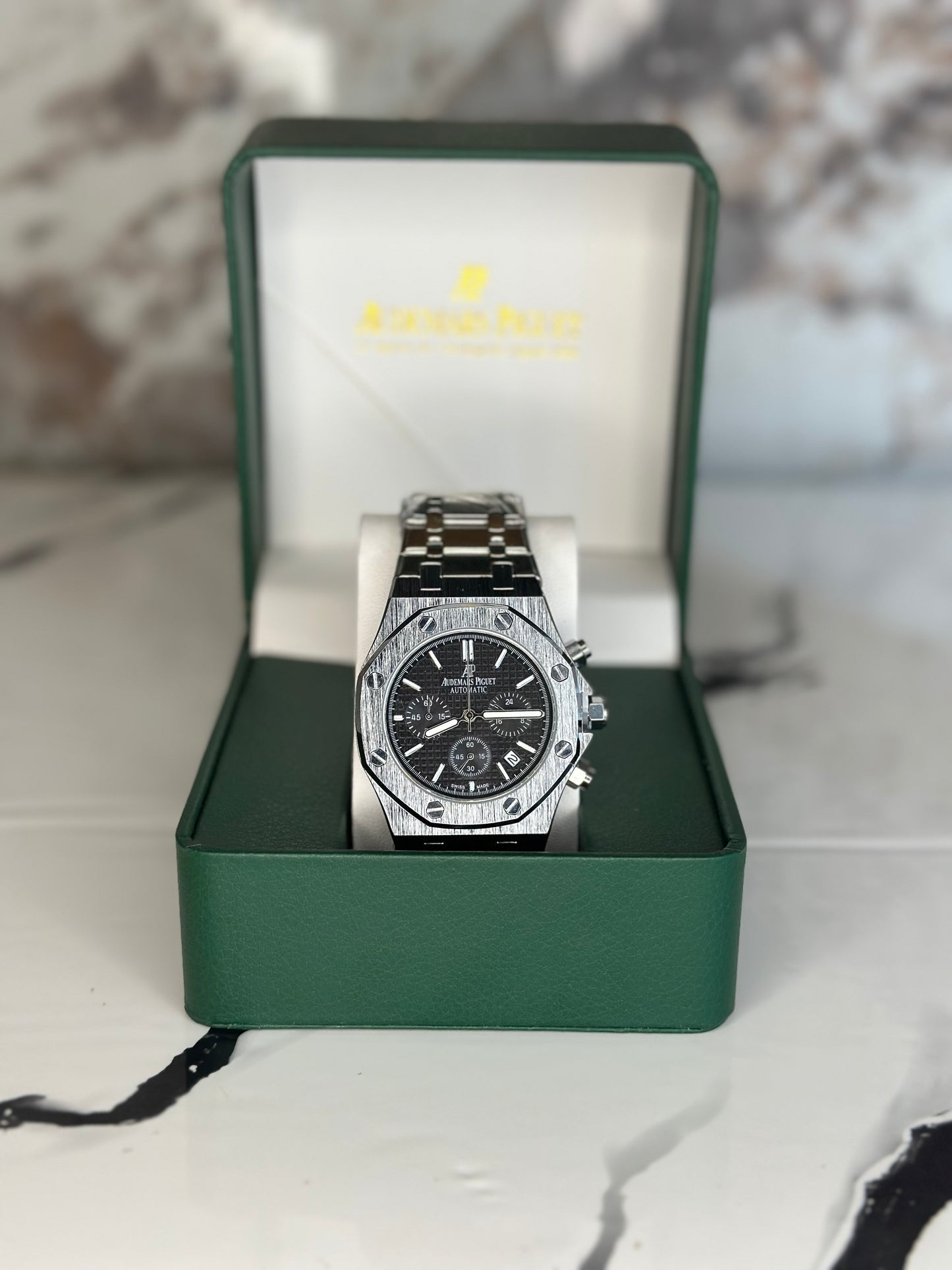 Audemars Piguet AP fondo negro bisel plateado pulsera metálica cronógrafo