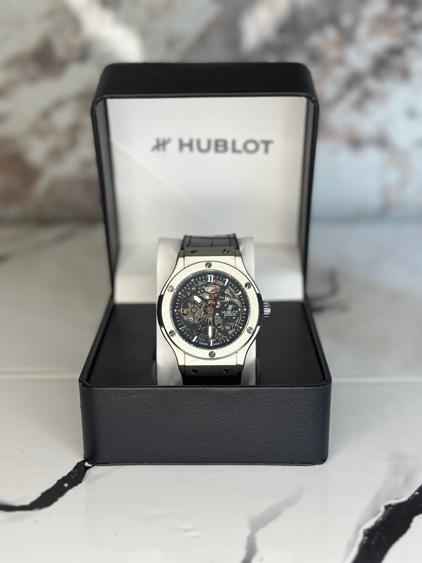 Reloj hublot automático corazón abierto fondo negro bisel plateado pulsera de cuero