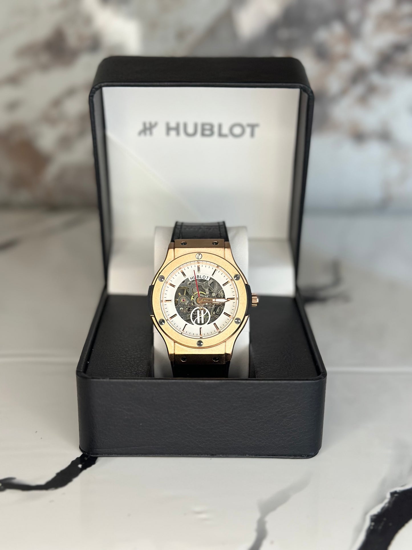 Reloj hublot automático corazón abierto fondo blanco bisel rose gold pulsera de cuero