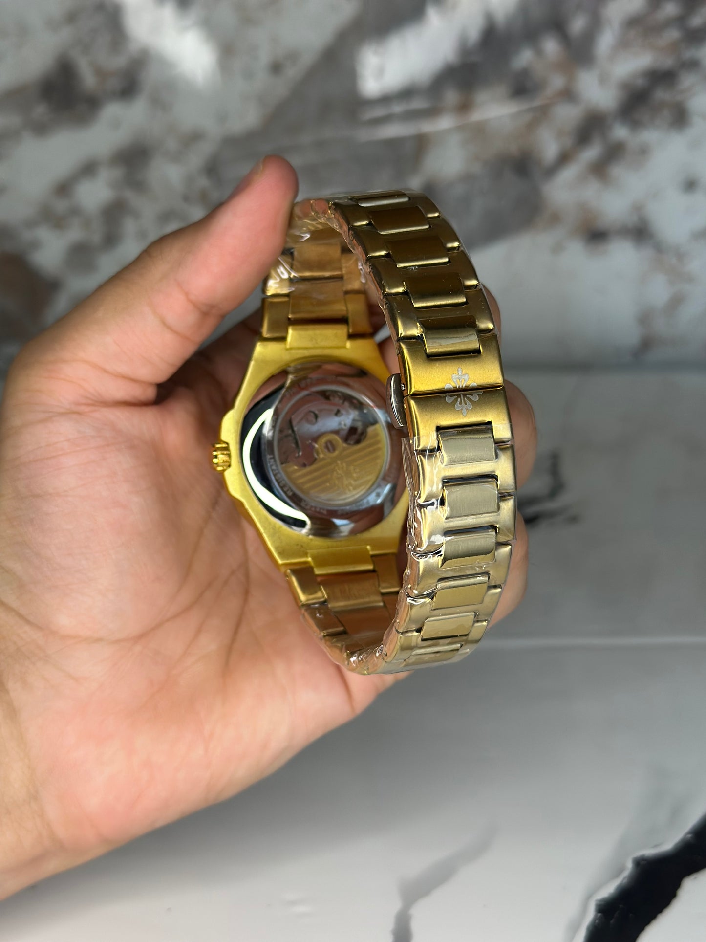 patek philippe automático corazón abierto fondo blanco bisel dorado pulsera metálica