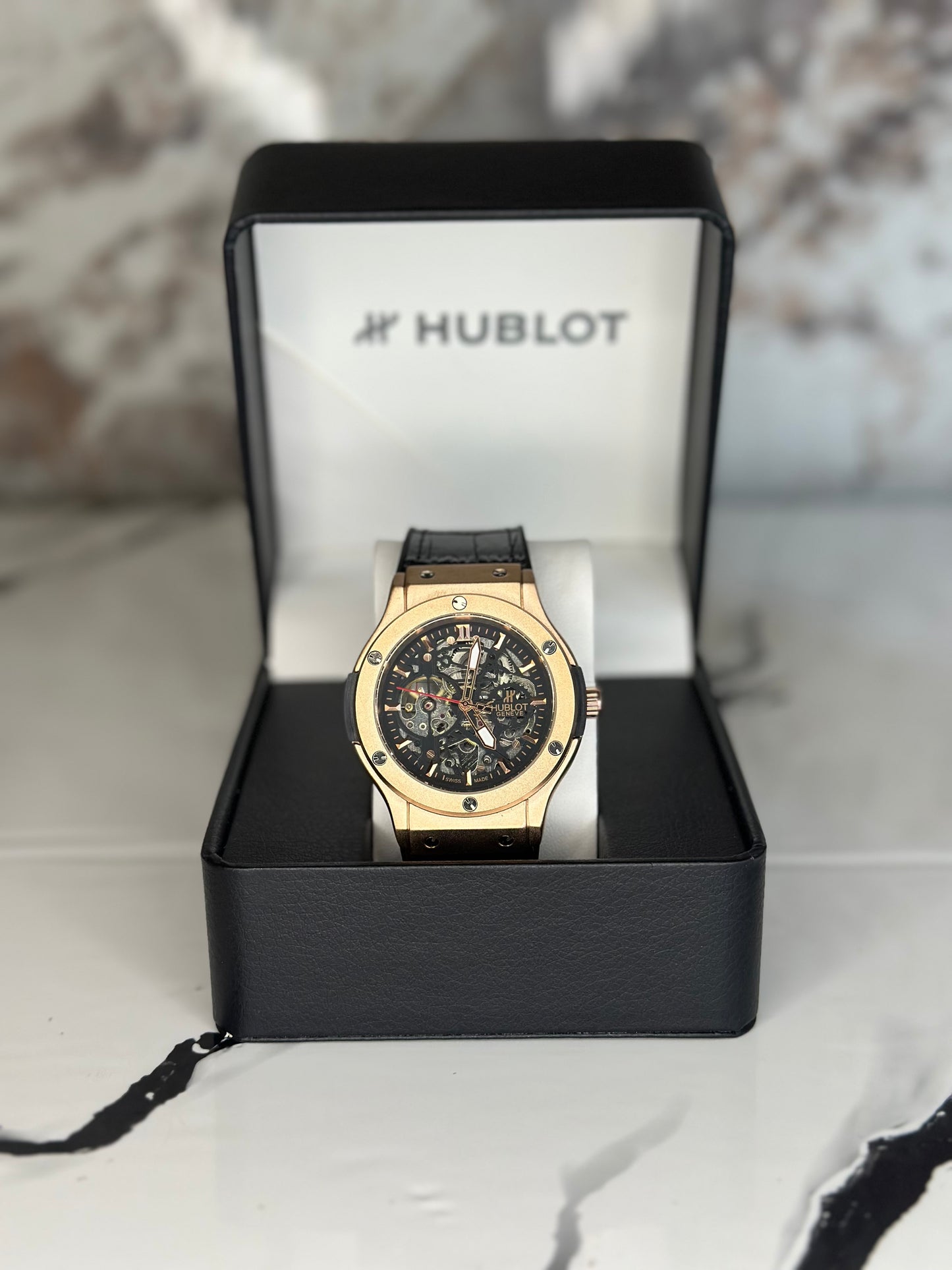 Reloj hublot automático corazón abierto fondo negro bisel rose gold pulsera de cuero