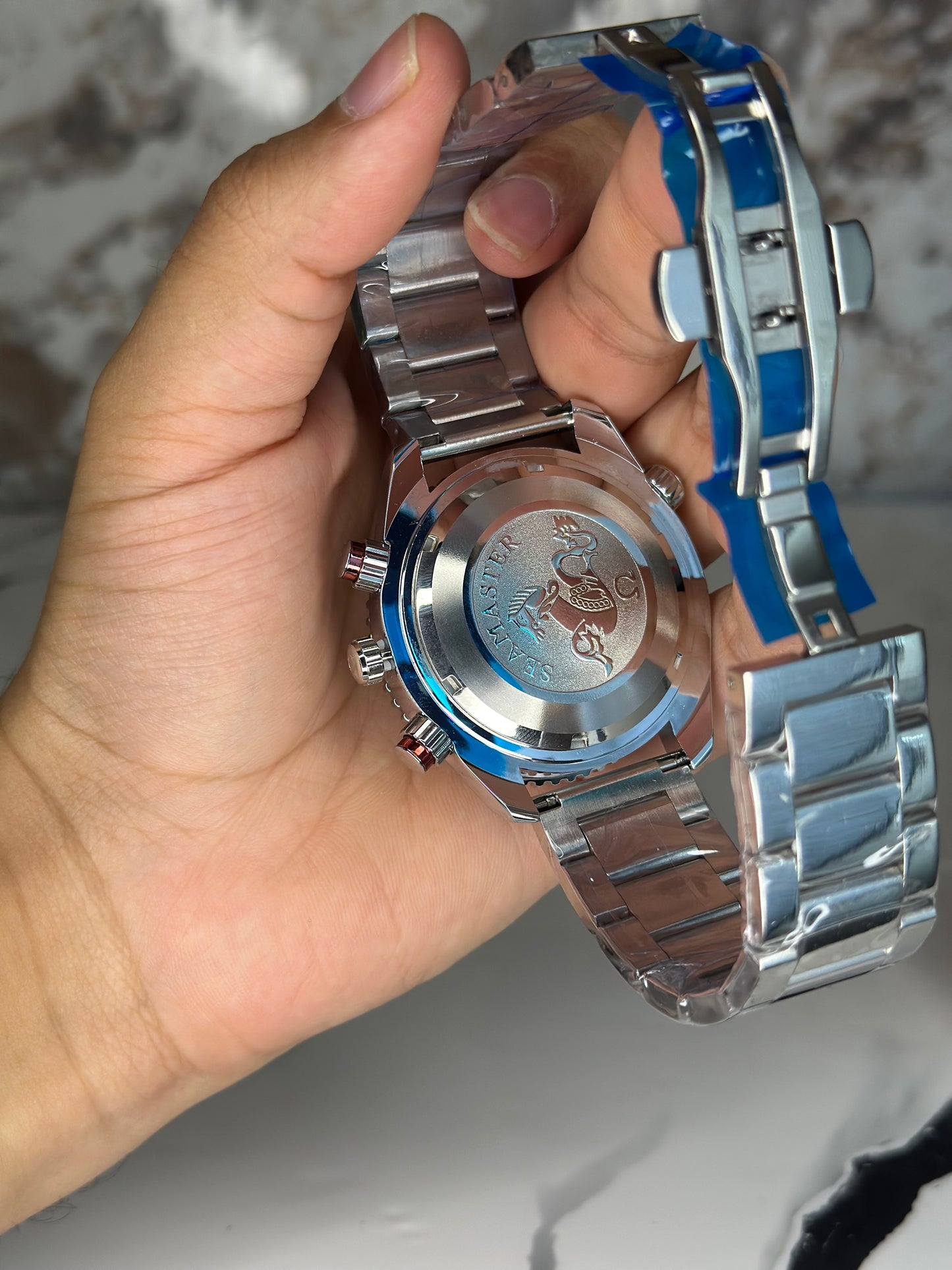 Reloj omega fondo negro pulsera metálica cronógrafo