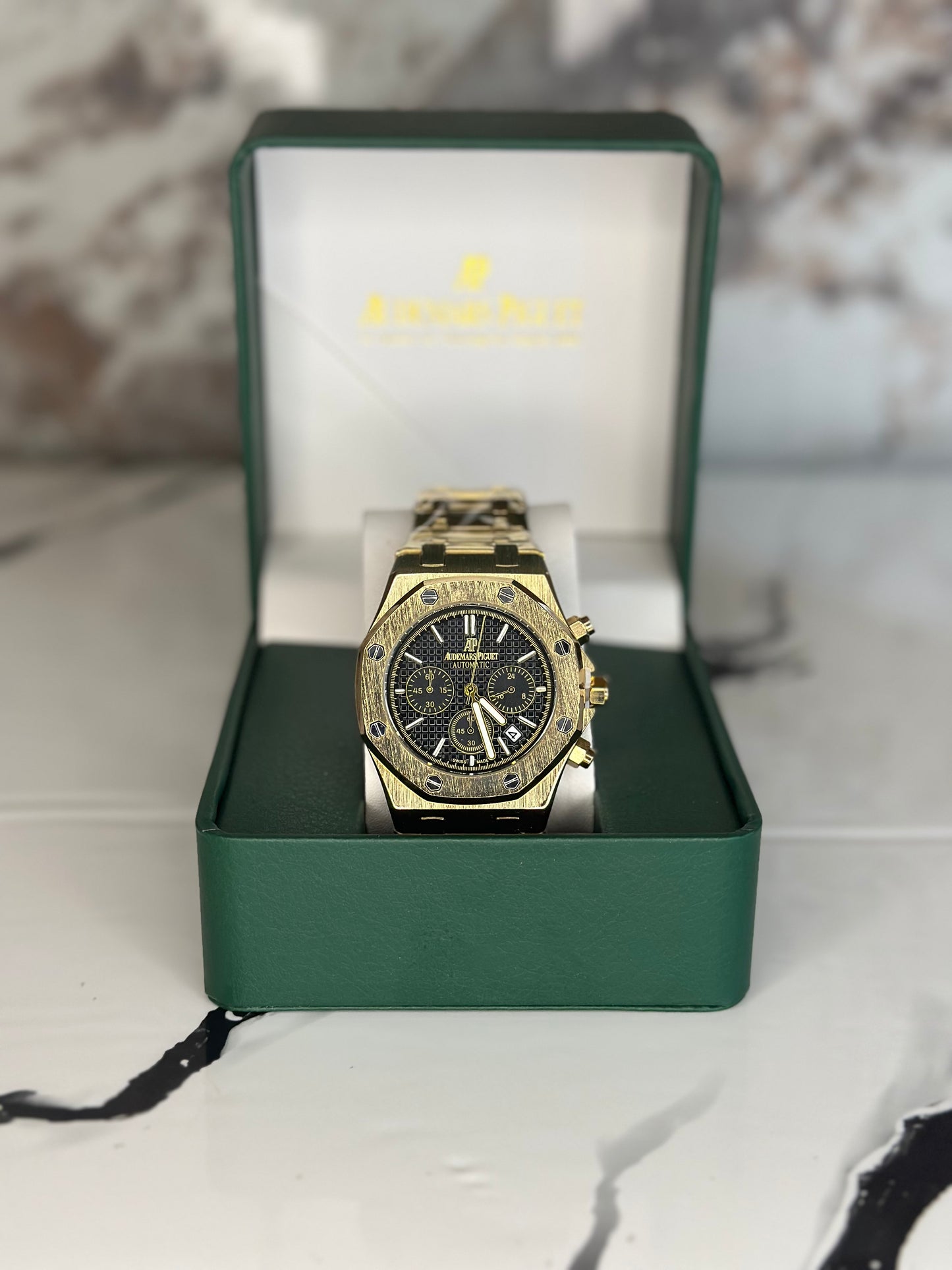 Audemars Piguet AP fondo negro bisel dorado pulsera metálica cronógrafo