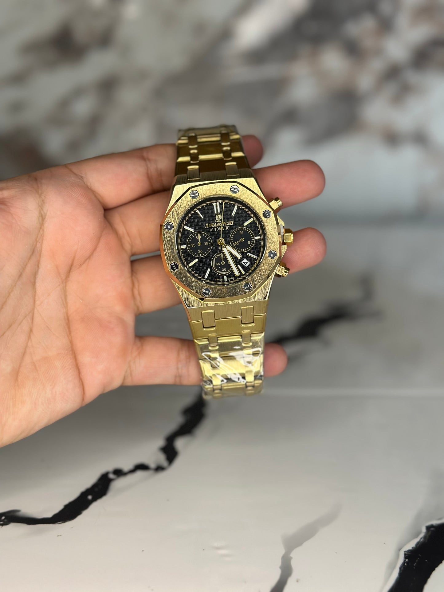 Audemars Piguet AP fondo negro bisel dorado pulsera metálica cronógrafo